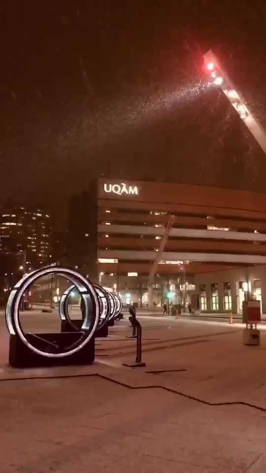 #luminotherapie #coeurbattant #quartierdesspectacles  #uqam #universite #montreal #culturevivante