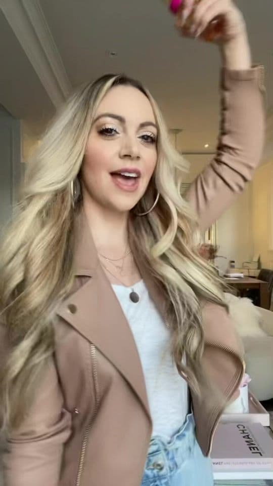 Prada Candy is a genius scent with Caramel/Powdery notes ontop and musk/spicy bottom notes. This is if you’re going for “Sexy” but not “Overwhelming.” #scent #scents #fragrance #fragrances #perfume #perfumes #perfumetiktok #fragrancetiktok #dating #psychology #crush #attractive #teens