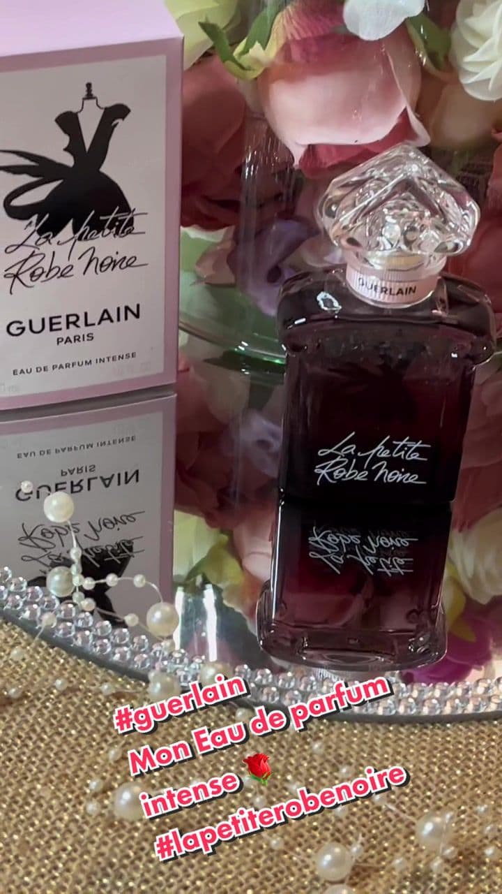 #guerlain #lapetiterobenoire#eaudeparfumintense 🌹 .Succombez à son sillage floral gourmand irrésistible  .🌹La rose iconique de la petite robe noire est sublimée par des notes de fruits rouges,u zeste de bergamote,de muscs blancs et un accord boisé santal -patchouli 🌹 #parfume #parfumlover ##guerlainlover 