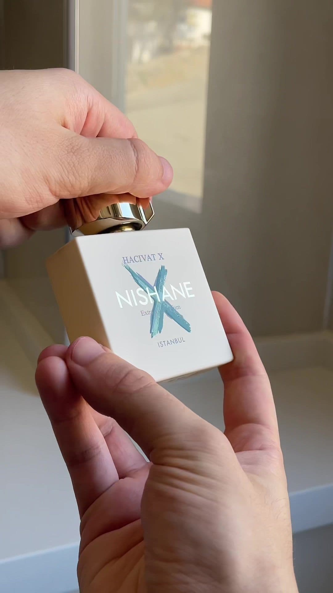 ve nishane hacivat x parfüm vitrinime katıldı. bu cumartesi günü yayınlayacağım parfüm ajandası videosunda ilk açılış ve ilk deneyim anlarımı paylaşacağım. şu an yazmak için de zor tutuyorum kendimi ama videodan sonra kendisine dair uzun uzun konuşacağım zaten. tags 🏷️ scent of the day | sotd | scent | fragrance lovers | yüksek performanslı parfümler | çok kalıcı parfümler | parfüm tavsiyesi | niş parfüm önerileri | kışlık parfüm tavsiyesi | unisex perfume | erkek parfüm tavsiyeleri | kadın parfüm önerileri | parfüm blog | parfüm yorumu | parfum | fragrance | perfume | cologne | niche fragrance | perfume collection | fragrance collection | parfüm koleksiyonu | yazlık parfüm önerileri | sonbahar parfüm önerileri | ilkbahar parfüm önerileri | kalıcı parfümler | cosmetics | nishane hacivat x yorumu | nishane extrait de parfum | nishane hacivat x | nishane hacivat | ananas kokulu parfümler | meyveli parfümler hashtags #️⃣ #reklam #perfumery #nicheperfume #nicheperfumery #parfum #parfüm #instaperfume #instafragrance #fragrance #fragrances #fragrancelover #fragrancecollection #perfume #perfumes #perfumecollection #perfumelovers #perfumeaddict #sotd #scent #scentoftheday #scentaddict #fragrancelovers #fragrancecommunity #luxuryscents #signaturescents #fragranceaddict #fragranceaddiction #scentedjourney #perfumecollection #parfümajandası 