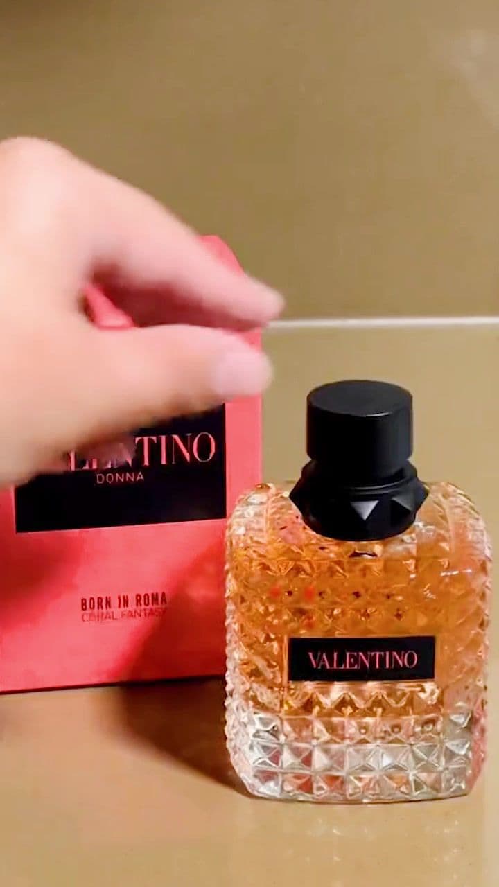 VALENTINO Donna Born In Roma Coral Fantasy Eau de Parfum FLORAL & FRUITY KEY NOTES Top Notes: Gold Kiwi, Bright Orange Middle Notes: Fragrant Jasmine, Rose Bottom Notes: Rich Ambrette, Warm Musk#perfume #fragrance #fragrancetiktok #perfumetiktok #fyp #scent#perfume #valentino #perfrumetiktok #perfumelover