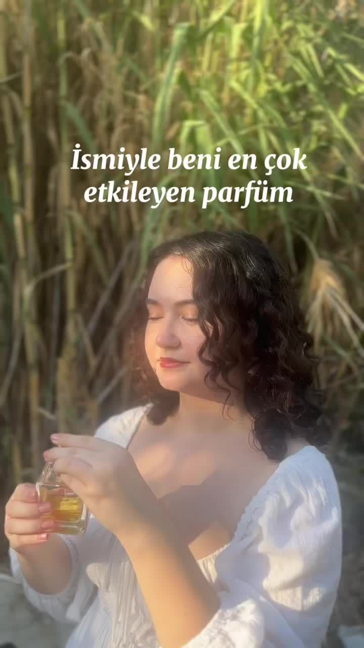 Hundred Silent Ways ❤️ Markanın “Rumi” koleksiyonundan, hem ismini hem de kokusunu en beğendiğim parfümü. Ağzımı kapattım ve seninle yüz sessiz şekilde konuştum, ne büyülü bir cümle değil mi ? Parfüme gelirsek oldukça tatlı bir beyaz çiçek parfümü. Şeftali ve vanilya tatlılığı baştan sona kendini hissettiriyor, çiçeklerden ise en çok gardenya ve sümbülteber kokusunu alıyorsunuz. Tabanında da kremsi yumuşacık bir sandal ağacı. İsmine aldanıp da sessiz, sakin bir parfüm beklemeyin. Hem kokusu hem de performansı çok gösterişli, tatlılık sevmeyenler için pek uygun değil o yüzden. Bahar aylarında, hatta kışın da vazgeçilmezlerimden biri ❤️ Siz bu parfümü denediniz mi ? İsmi size ne hissettiriyor yorumlara yazarsanız çok sevinirim 🥰 #parfümönerisi #parfümler #nishane #nishparfüm #parfümlerim #parfümyorumları 