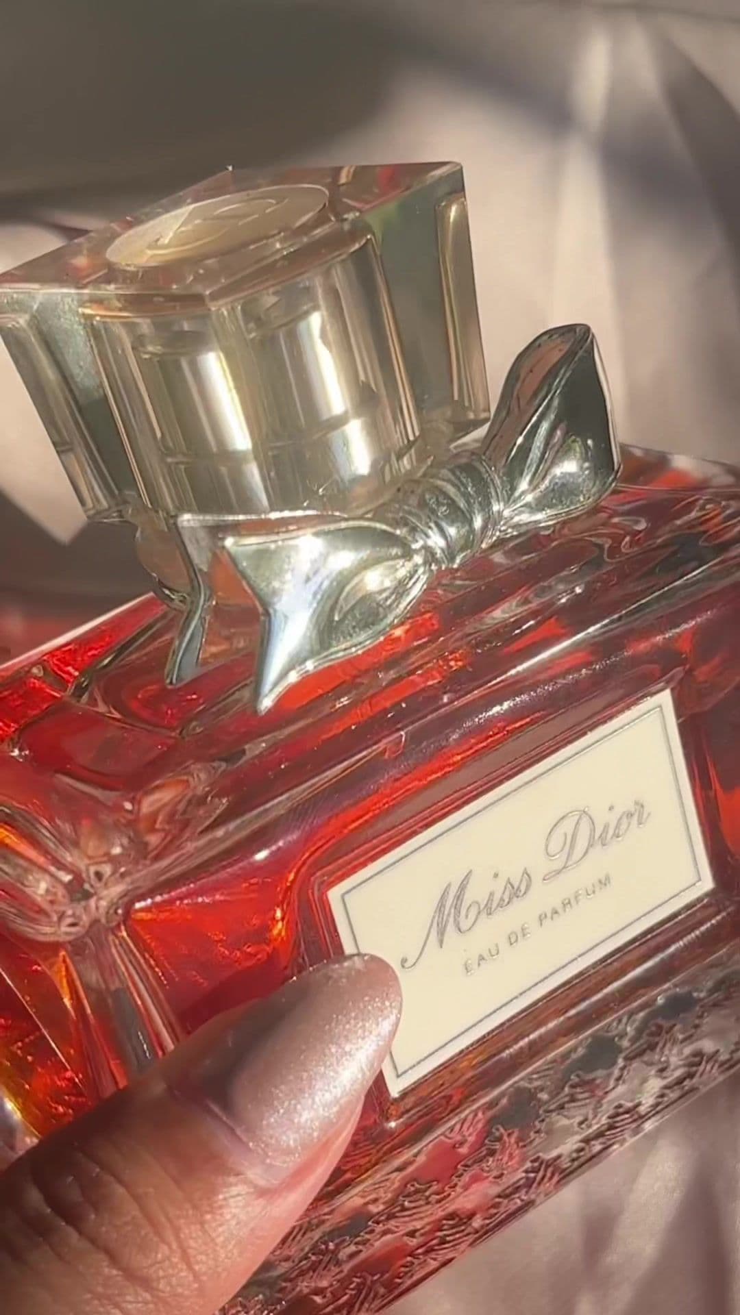 When the bottle is just sooooo pretty 😍  This is Miss Dior 2017 (3rd reformulation) which is discontinued in 2021 and replaced by the new Miss Dior 2021. What’s the difference? 2021 has a light floral crowd pleasing scent while 2017 is more rounded and elegant plus it definitely lasts longer than the new MD. Order now on the orange app @ The Decant Bar!💚 #fragheadph #perfumeph #perfumecollector #perfumedecants #missdior #missdiorbloomingbouquet #missdiorkimjisoo #missdioreaudeparfum 