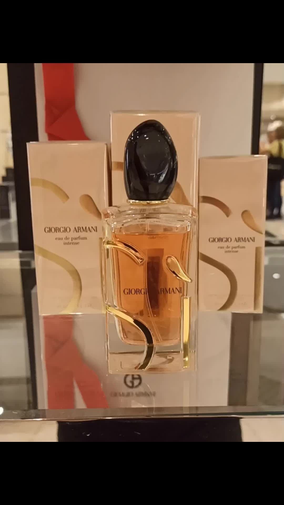 Go try the new Si intense eau de parfum! it's soooo good!!! just like the original si it also has Patchouli! #si #siintense #giorgioarmani #womensfragrance #fragrance 