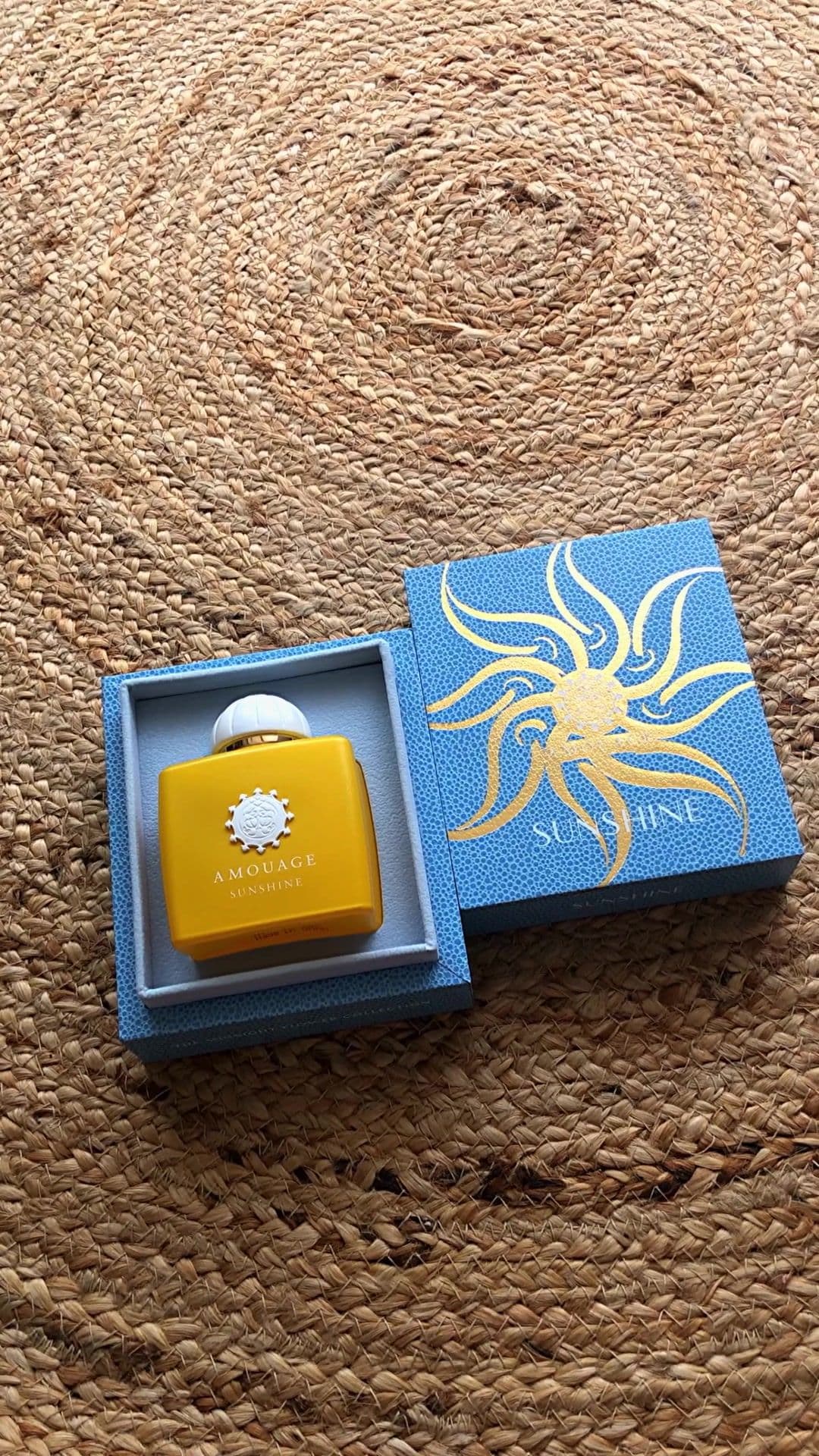 Sunshine Woman by Amouage is a Amber Floral fragrance for women that can be worn through summer, autumn and spring months. Top notes are Almond, Black Currant and Artemisia; middle notes are Osmanthus, Vanilla, Magnolia and Jasmine; base notes are White Tobacco, Papyrus, Juniper and Patchouli. #unboxing #amouage #sunshinewoman #nichefragrance #summerperfume #luxuryperfume #smellgoodfeelgood #autumnperfume #fragrancearmy #springperfume #perfumetiktok #fyp #foryoupage 