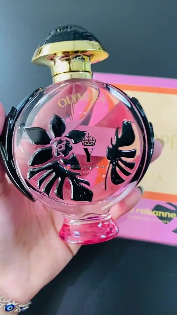 Olympéa Flora possui um delicioso acorde de sorbet de groselha envolvido em baunilha suave e salgada, a famosa assinatura de Olympéa.✨ #vendas #loja #viral #fyp #olympeaperfume #perfumefeminino #perfumetiktok 