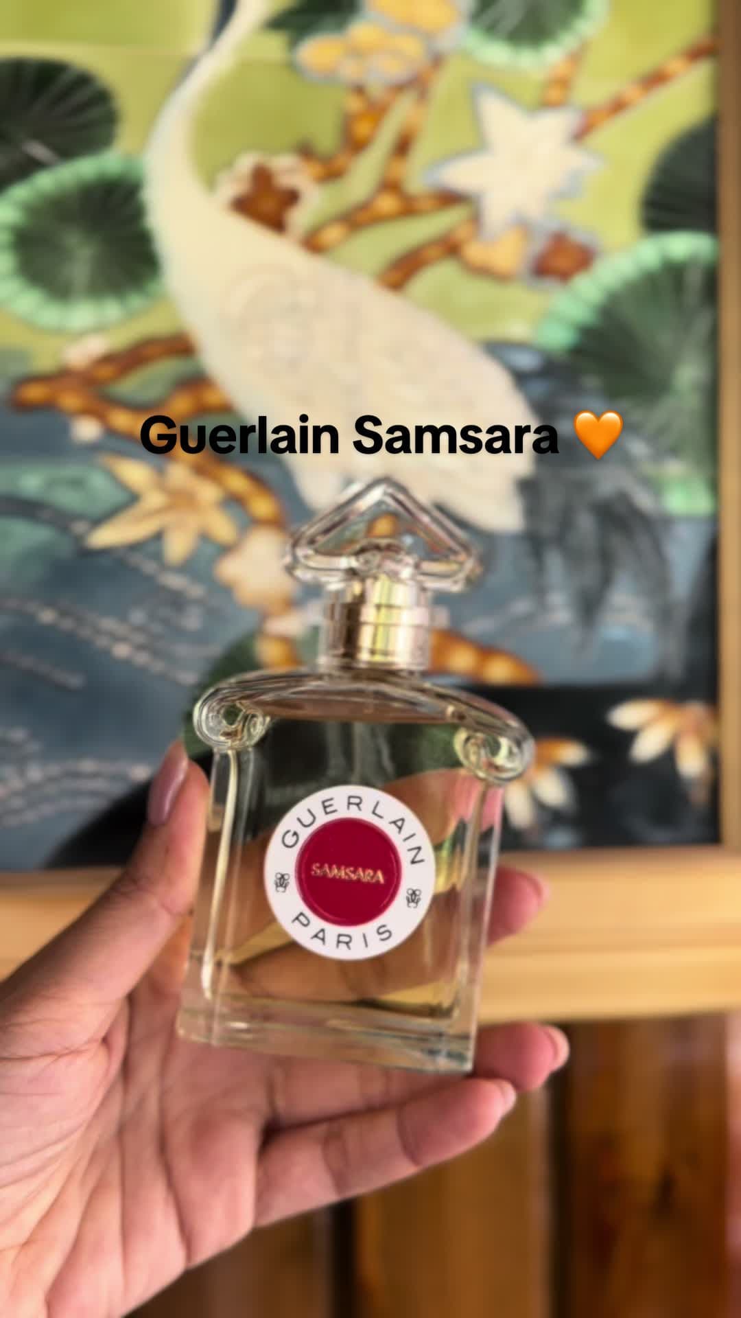 Samsara dönemi başlıyor💛 ☔️🍁 Sonbahara en çok yakışan parfum Guerlain Samsara Eau de Parfum. Odunsu notaların pudra, ylang ylang ve vanilyayla birleşimi muhteşem bir koku🧡 #samsara #guerlain #guerlainparfumeur #parfum #autumnparfume #woodyscents #woodyparfum 