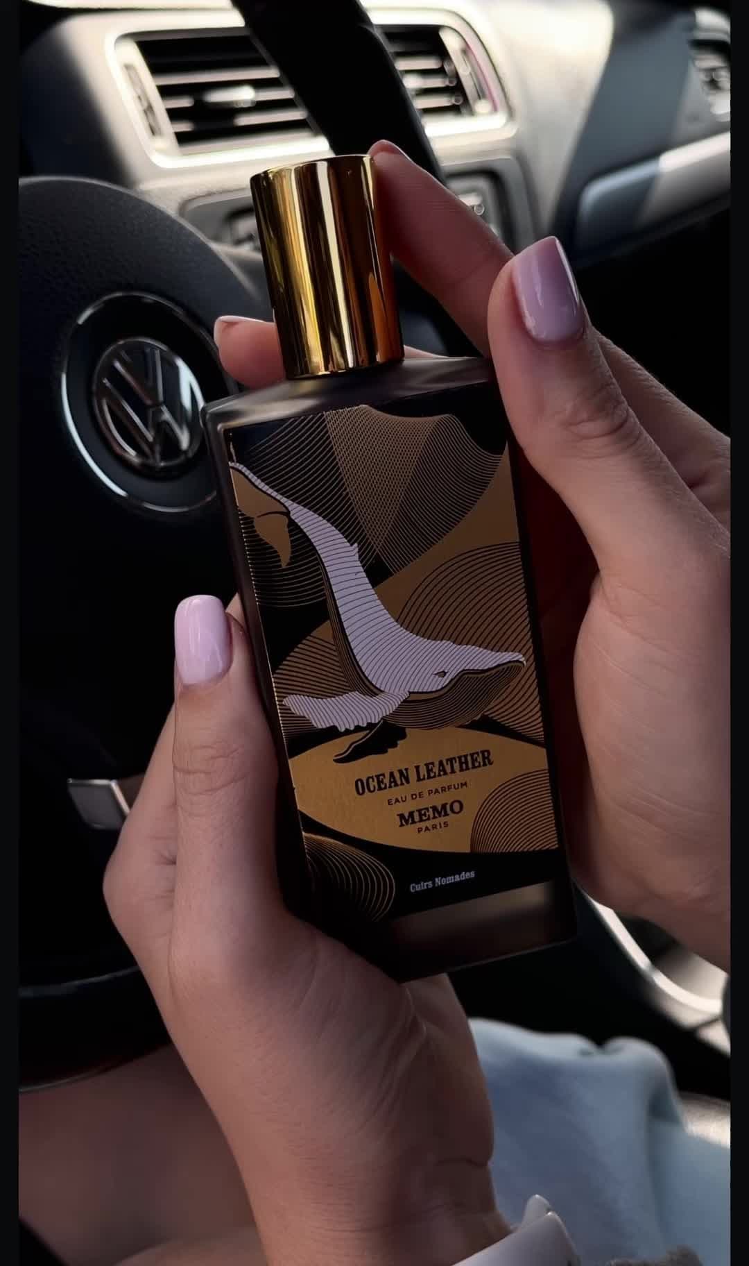 Memo Ocean Leather 🌊 На старті свого розкриття, парфум спалахує бурхливим феєрверком соковитого мандарину впереміш з сяючим базиліком та фіалками.  Деревні іскри білого кедра та екзотичної деревини елемі пахнуть розкішшю корабельних палуб, а пряні відтінки шавлії вишукано доповнюють образ.  Запахи дорогої шкіри, ветівера та мускатного горіха грамотно завершують аромат своїм виразним звучанням! Memo Paris Ocean Leather - ковток свіжого повітря в метушні сірих міських буднів! 🖇️Аромат підходить для вечірнього використання в осінньо-зимовий період. Він ідеально підходить для любителів шкіряних ароматів, які мають глибокий та насичений запах. Парфуми доступні на розпив,та у повному об’ємі під замовлення 🛎️ Розкрий свій вишуканий відтінок разом з PARFUMER.BAR.UA ❤️ 📍Чекаємо на Вас  м.Хмельницький,ТРЦ Монблан «PARFUMER.BAR.UA» 1 поверх  #нішевапарфумерія  #розпивпарфумівукраїна  #парфуми #parfumerbarua 