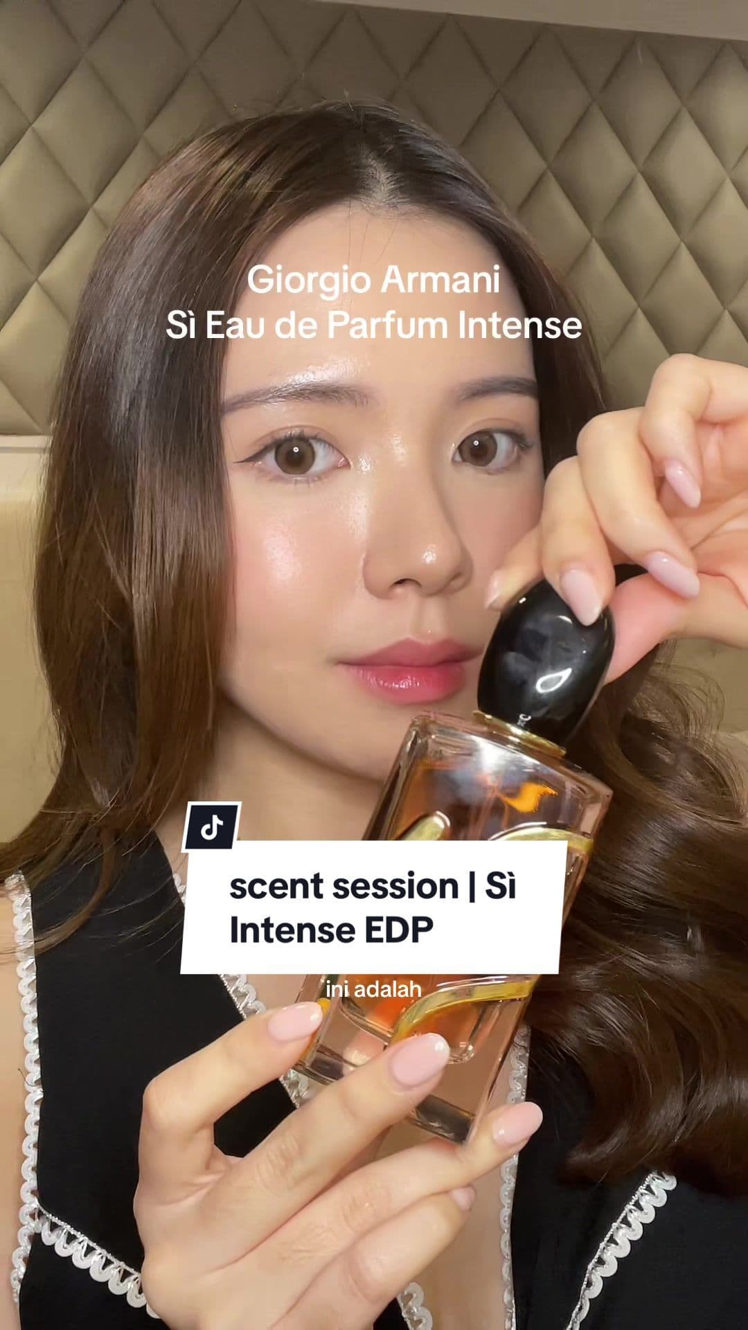 I say Sì to a perfume that makes me feel beautiful & confident 🤍 the new Sì Eau de Parfum Intense is finally here for women who want to bring out the seductress in them #ArmaniBeauty #ArmaniBeautyID #ArmaniSì #SiEauDeParfumIntense #SiIntense #perfumereview #highendperfume 