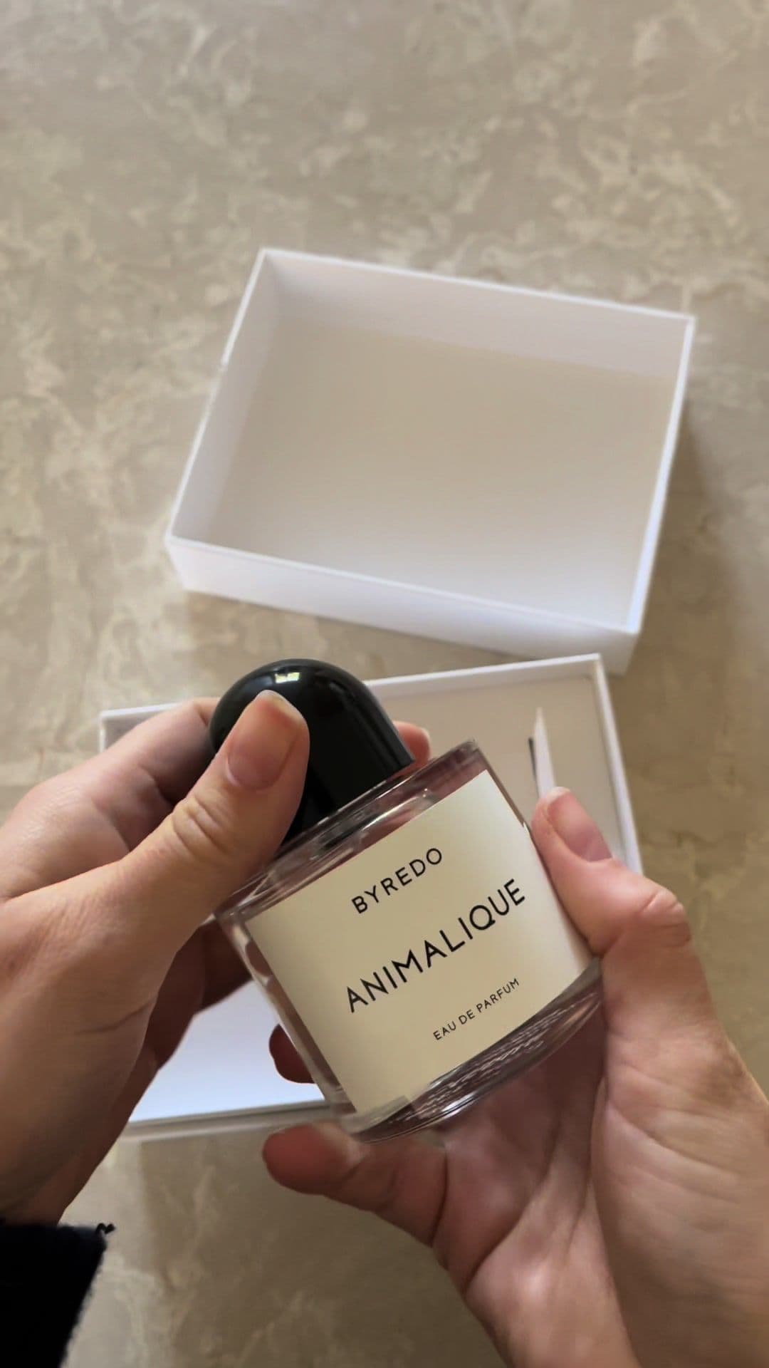 Byredo unboxing #asmr style. Min nya parfym Animalique - toppnoter av citron och bergamott, ett varmt blommigt hjärta av mimosa och viol, slutar i en vild blandning av mocka, bärnsten och tobaksblad." #byredoperfume #animalique #asmrsounds #asmrunboxing 