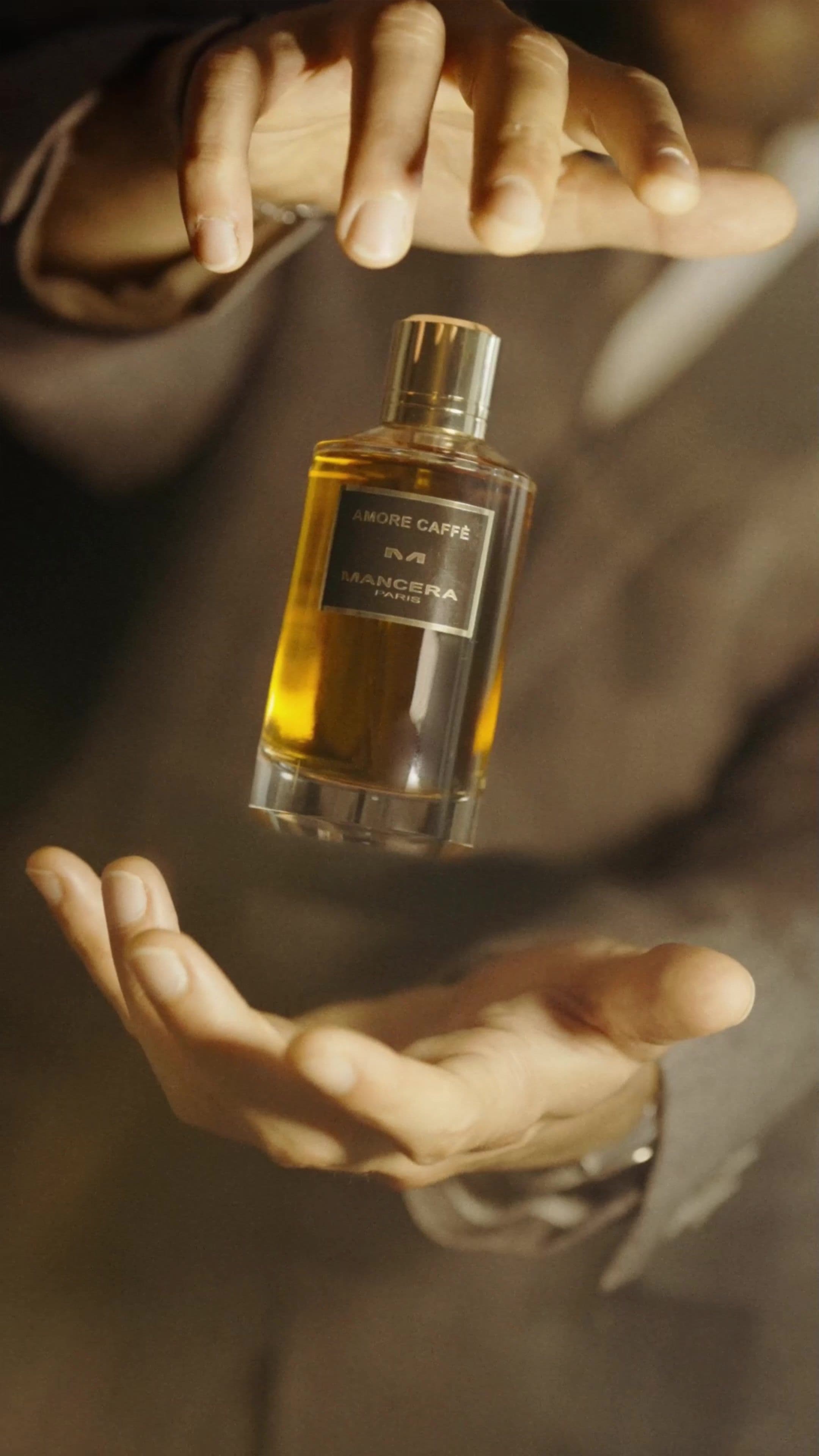 Una mezcla de sorbos﻿ de Café Negro Astringente y batidos de exuberante Crema Dulce. #5thessencesquare #5thessence #perfume #mancera #amorecaffe #affogato