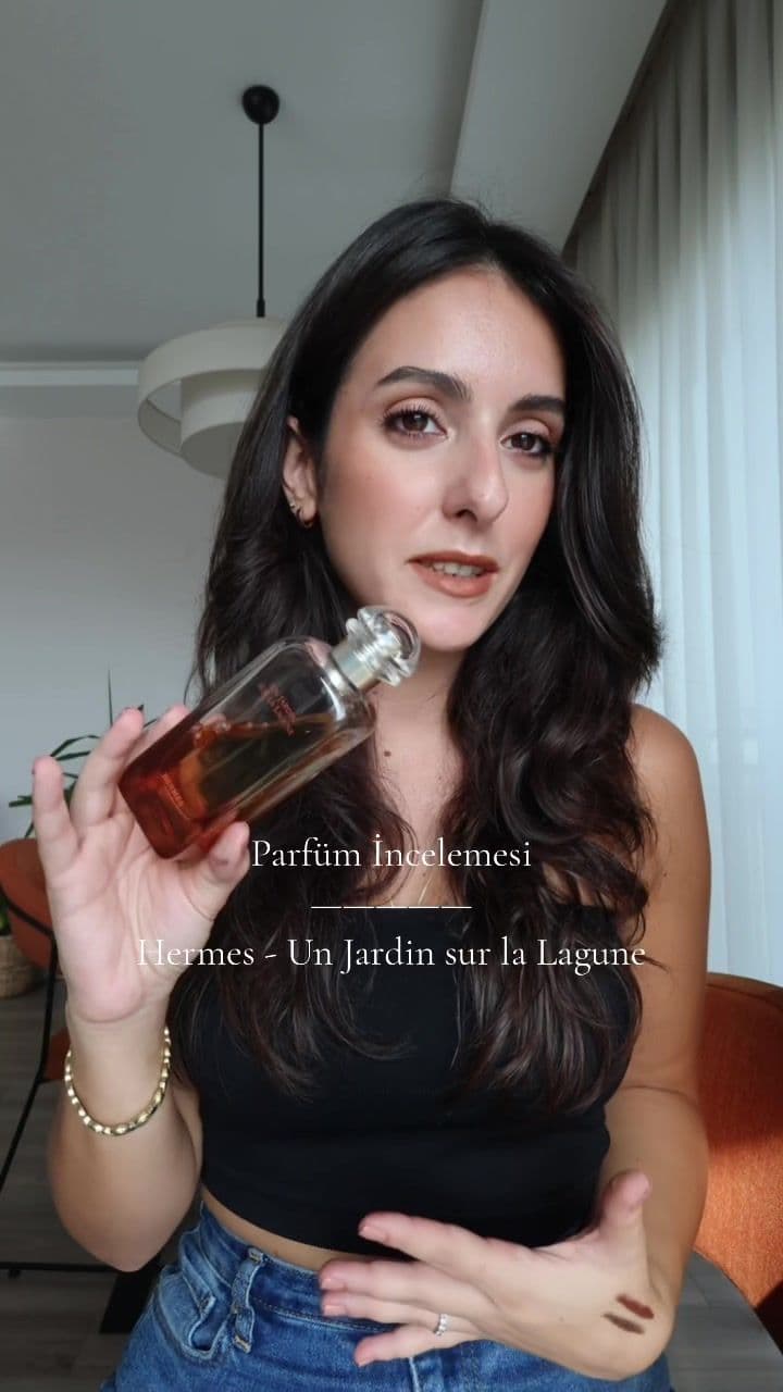 Birlikte önce favori parfümlerimi incelemekle başlayacağımız uzun bir seriiye start veriyoruz. Hermes - Un Jardin Sur La Lagune ile son çalıştığım kurumsal şirkette tanışmıştım çünkü Hermes’in parfümlerinin Türkiye distribütörüydük. Ve bu parfümle tanıştığım andan itibaren kendisinin en büyük hayranı oldum. Daha önce 2 şişesini bitirdim. Nişanım, düğünüm ve her türlü özel günüm gecemde benimleydi. Notalarını ve koku ailesini videoda anlatıyorum. Denerseniz lütfen bana yazın. 🫶🏻 Ayrıca Hermes parfümlerden başka favorileriniz varsa da yorumlarda buluşalım. 🌟 #reklamdeğiltavsiye #hermes #hermesparfum #parfume #parfumincelemesi 