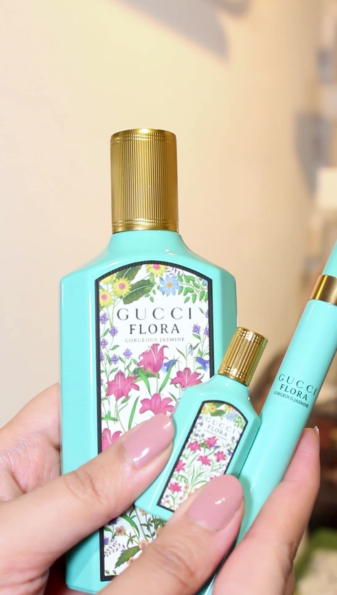 Holiday Gift Guide! @guccibeauty flora Gorgeous Jasmine Gift Set Contains: 100ml Gorgeous Jasmine Eau de Parfum 5ml Miniature Parfum 10ml Travel Spray Available @theperfumeshop for 142£ #asmr #fragrance #guccibeauty #gucci #giftset #gift #holidayseason #festive 