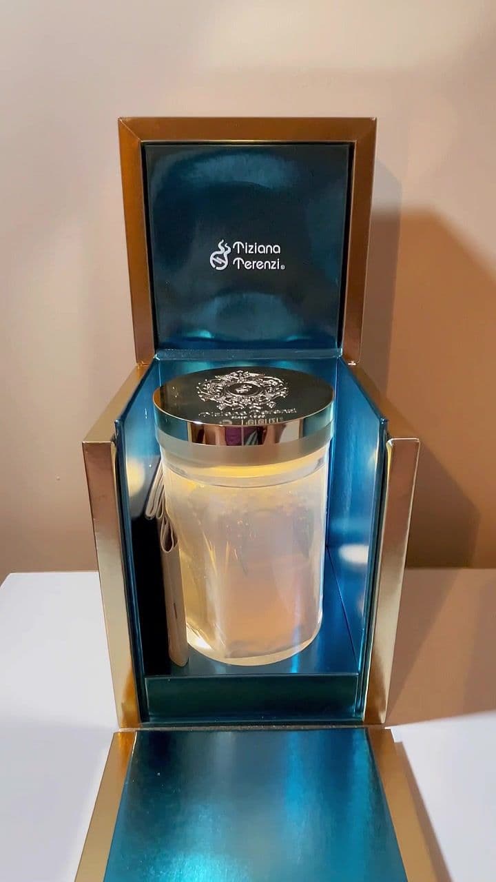 Atlantide ✨🤍✨ @tizianaterenzi.official  Top: Tuberose Absolute, Bergamot, Rose, Passion Fruit Heart: Cassis, Redberry, Narcissus, Orris, Orange Blossom, Tuberose Base: Musk, Benzoin, Amber #unboxing #unboxingvideo #tizianaterenzi #seastars #fragrancetiktok #perfumetiktok #fragrance #nichefragrance #designerfragrance #fyp #collection #collectir #asmr #smellmebeforeyouseeme 