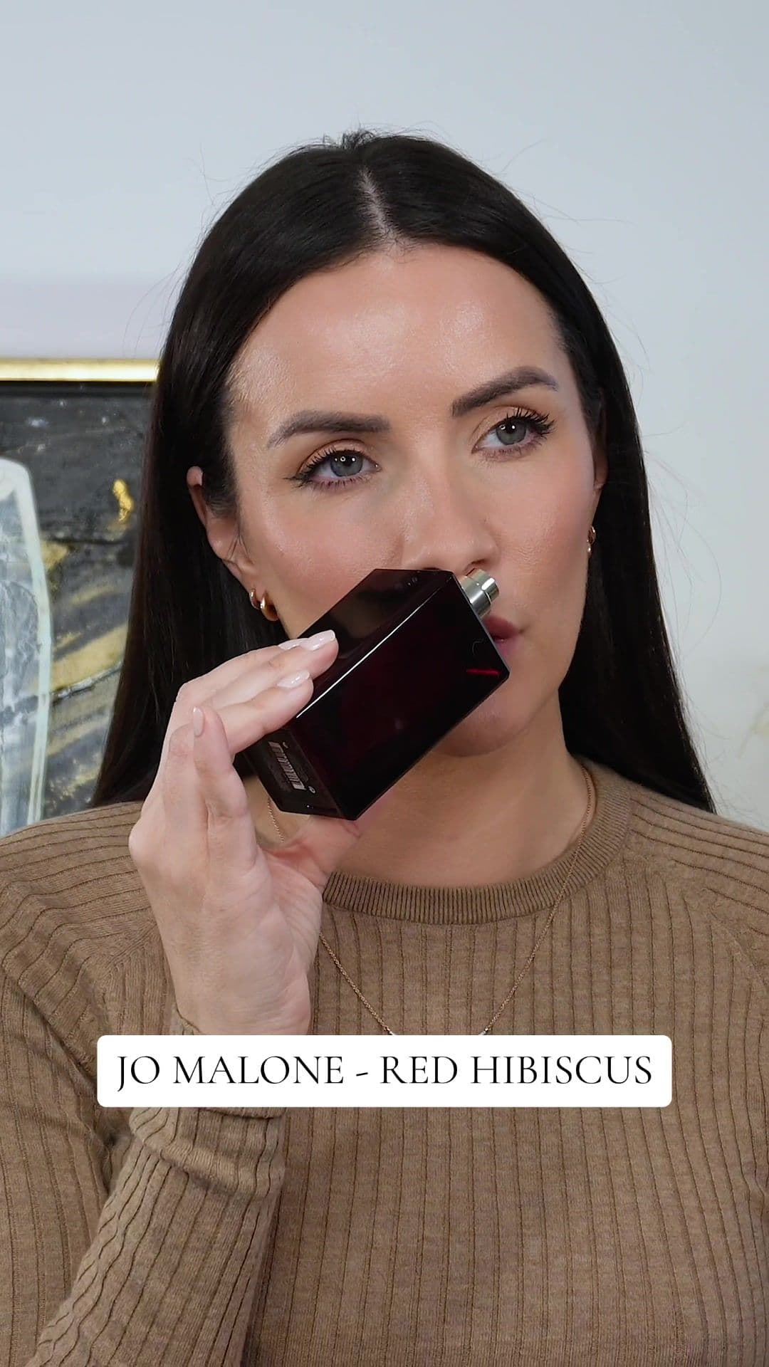 𝐉𝐎 𝐌𝐀𝐋𝐎𝐍𝐄 𝐑𝐄𝐃 𝐇𝐈𝐁𝐈𝐒𝐂𝐔𝐒 This is the newest launch from Jo Malone. Red Hibiscus is an alluring, sweet floral with a tropical edge to it. The opening is delicious, the mandarin is so juicy that it makes my mouth water. I am then hit with creamy jasmine, it smells fresh and natural. The Ylang Ylang is noticeable but not too in your face, it add a balmy / waxy touch to the composition. The vanilla blends perfectly with the mandarin and almost gives an orange popsicle vibe.  𝙉𝙤𝙩𝙚𝙨 𝙈𝙖𝙣𝙙𝙖𝙧𝙞𝙣, 𝙅𝙖𝙨𝙢𝙞𝙣𝙚, 𝙔𝙡𝙖𝙣𝙜, 𝙃𝙞𝙗𝙞𝙨𝙘𝙪𝙨, 𝙑𝙖𝙣𝙞𝙡𝙡𝙖 I don’t quite know what hibiscus actually smells like exactly but it think it’s adding to the overall sexy floral feel. This transports me to a beautiful beach, reading a book whilst wafts of fresh florals are swept over me in the breeze.  This is a very classy, timeless floral perfume with sweetness throughout. In a sea of edible, gourmand perfume launches things a breath of fresh air for me. I can wear this any time of year and for any occasion. The longevity is medium, I get 7-8 hours due to this being a cologne intense. The projection is also medium but starts to sit closer to the skin after 4 hours. Overall, Red Hibiscus is a very pretty, sensual, sweet, creamy floral fragrance release. ✨ #perfumetiktok #fragrancetiktok #gourmandperfume #bestperfumes #sotd #vanillaperfume #jomalonelondon #jomaloneredhibiscus 