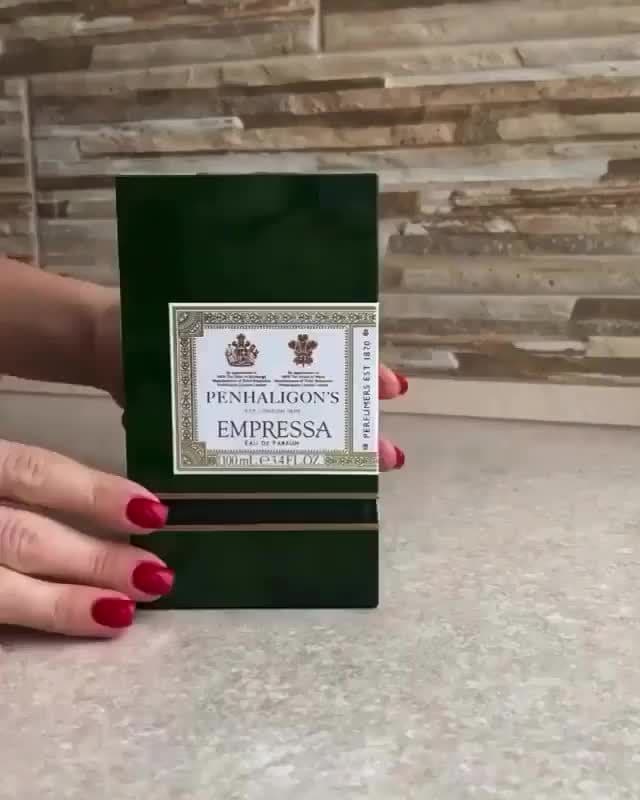 Penhaligon’s Empressa EDT (100ML), parfümör Christian Provenzano tarafından 2014 yılında yaratıldı. Oldukça zengin bir içeriğe sahip olmasının yanı sıra kadınsı, tatlı, sıcak ve duyarlı bir parfümdür. 🔥🔥Empressa, Penhaligon’s markasının Halfeti'den sonra en çok satan 2. parfümüdür👌🏻✨ 🍊🍑🌺🌸Kokunun notalarını kan portakalı, bergamut, mandalina, sardunya, kakule, pembe biber, karabiber, şeftali, gül, vanilya, kakao, amber, misk, paçuli, sandal ağacı oluşturur. 🦺Parfüm ilhamını değerli ipekler ve güzel işlemeli kumaşlardan alır. #penhaligonsempressa #penhaligonslondon 