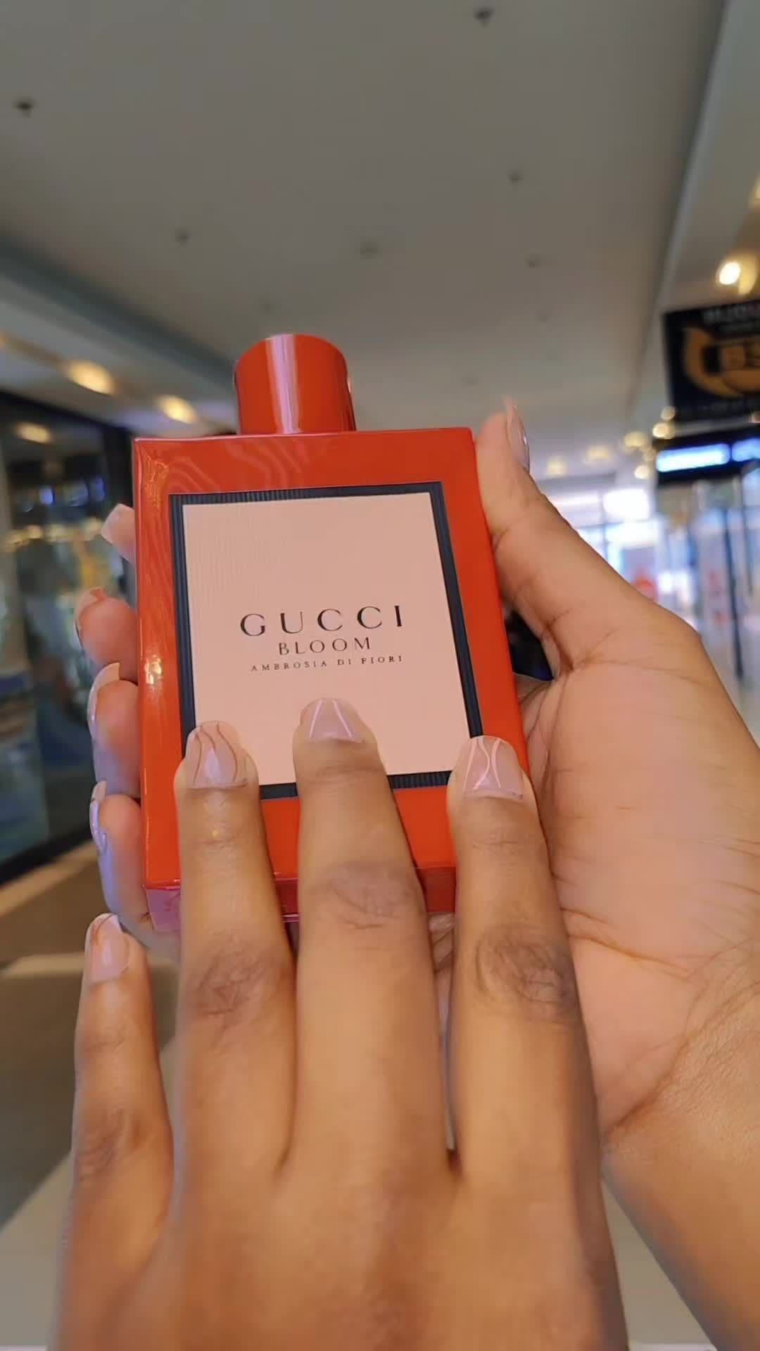 Le nouveau parfum Gucci Bloom Ambrosia di Fiori invite les personnes qui le portent à célébrer leur véritable nature et les émotions qu'elles ressentent. Tel : 78 234 56 22  adresse : Sea plaza Dakar  #perfumtiktok #coeurbriser💔🇸🇳 #viral #dakar #senegal 