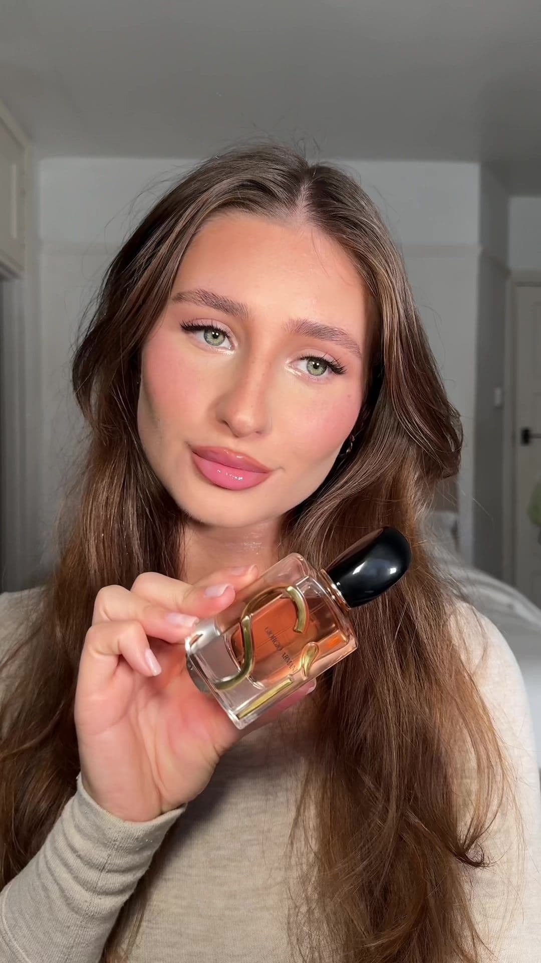 Grwm using @Armani beauty Si Eau De Parfum Insense🤍 Ad The top notes are Vanilla, Rose, Blackcurrent and Herbaceous Black Tea which really makes this unique ✨ spoiler.. it smells absolutely divine #ArmaniSi #makeup #fragrance