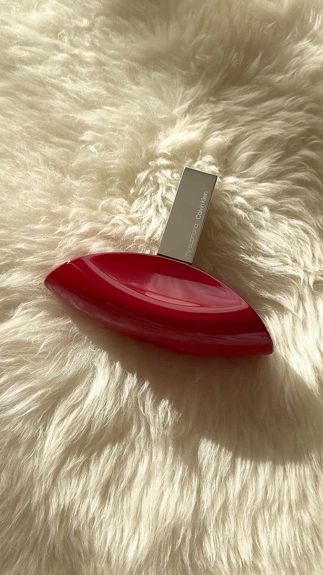 My Euphoria by Calvin Klein is a Amber Floral fragrance for women. My Euphoria was created by Frank Voelkl and Nathalie Lorson. Top note is Black Currant; middle notes are Orchid, Sesame and Tuberose; base notes are Sandalwood, Agarwood (Oud) and Bamboo. #unboxing #calvinklein #myeuphoria #winterperfume #smellgoodfeelgood #autumnperfume #perfumetiktok #fragrancelover #fypシ゚viral 