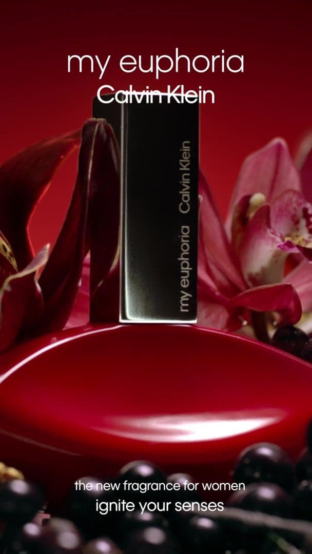 My Euphoria ile benzersiz bir yolculuğa çık!  Calvin Klein’in efsanevi Euphoria ailesinden ilham alan bu parfüm, siyah frenk üzümü, orkide ve dumanlı siyah susam notalarıyla duyularınızı harekete geçirecek. İkonik şişesi, kadın bedeniyle buluşuyor, unutulmaz bir koku deneyimi için My Euphoria Eau de Parfum’u keşfedin! ✨  #CalvinKlein #MyEuphoria #kokunlasevil