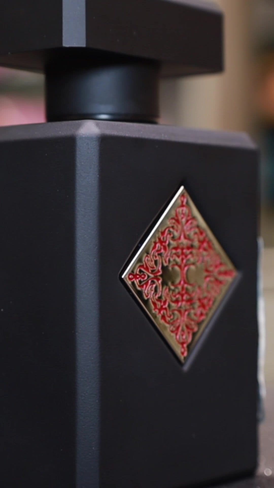 Initio - The Absolutes - Blessed Baraka „Blessed Baraka“ aus der Reihe „The Absolutes“von Initio widmet sich der spirituellen Welt. Die segensreiche Kraft Baraka gilt in der islamischen Mystik als wohltätige göttliche Kraft, die durch die geistigen und körperlichen Sphären strömt und all jenes Erschaffene durchdringt, das sich des göttlichen Segens würdig erweist. Diese wundersame Kraft kann außerdem von einem Objekt auf ein anderes übertragen werden. Der energiegeladene Duft „Blessed Baraka“ verleiht eine Aura der Macht und steht für das Ergreifen des eigenen Schicksals. Edler weicher Moschus, wertvolles feines Sandelholz und reichhaltiger Amber erzeugen eine elektrisierende Ausstrahlung, die zwischen Macht und Anziehungskraft oszilliert. Spirituelle Kraft und menschliche Erhabenheit werden eins.