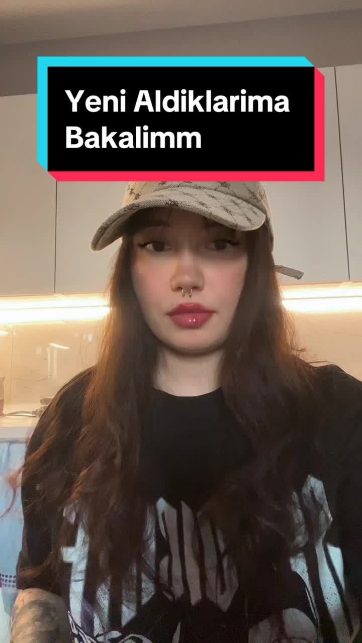 Bahsettigim parfumler: 1-Calaj Transilvania (eger markayi bulursaniz kesinlikle Delizia Oscura’yi da denemenizi oneririm inanilmaz guzel gourmand bi koku) 2-Montale Vanilla Extasy 3-Kismet For Woman Maison Alhambra 4-Bade’e Al Oud Lattafa 5-Fortis Liquides Imaginaires #fragrance #fragrancetok #perfume #perfumetok #foryou #foryoupage #fyp 