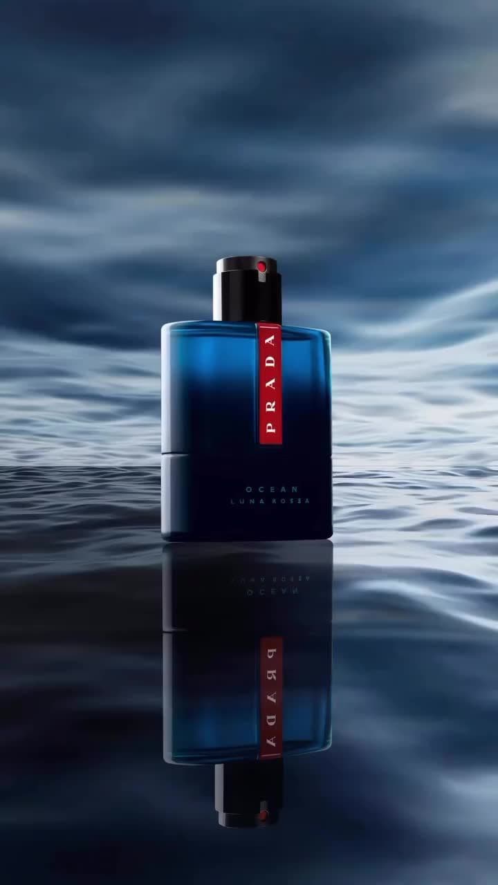 Luna Rossa Ocean Prada Eau de Parfum Luna Rossa Ocean é um perfume Prada masculino fougére. Traz um aroma intenso, sofisticado e sensual. O Perfume Masculino Luna Rossa Ocean, de Prada, possui uma fragrância poderosa, capaz de transformar a jornada para abrir novos horizontes. Além disso, o frasco, ecoa o poder da essência. O tom azul profundo faz alusão ao intenso magnetismo das profundezas dos oceanos, uma linha vermelha com o icônico símbolo da marca e a elegante tampa preta é finalizada com um ponto vermelho, uma referência simbólica à Luna Rossa, a lua vermelha.