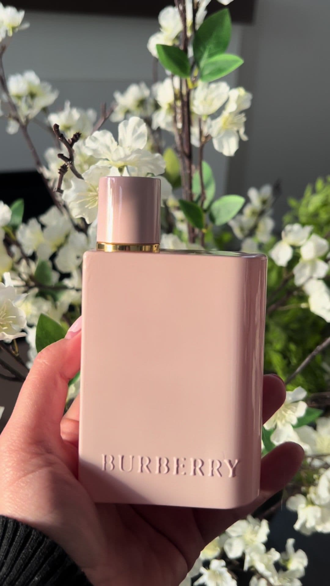 In lovee with @Burberry Her Elixir 🥰 . . . #beauty #imjustagirl #perfume #burberry #burberryher #herelixir #lifestyle 