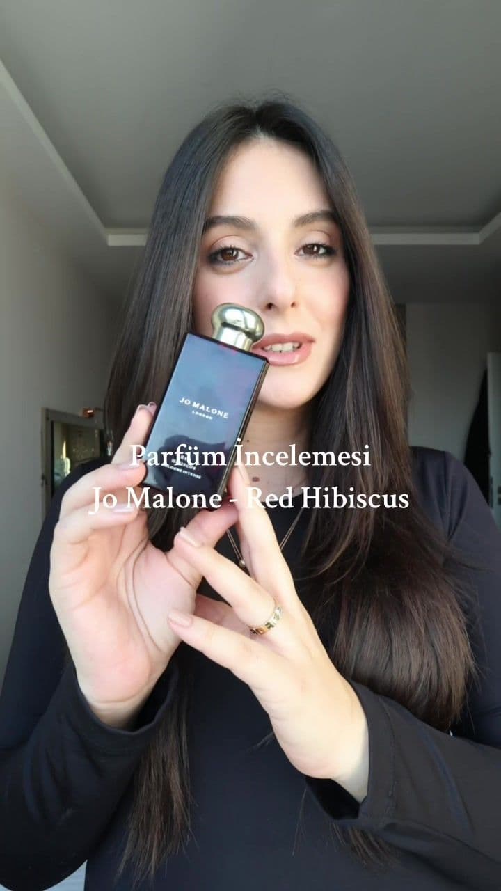 #eaoparfümseriisi ‘nde ilkbahar ve yaza çok yakışacak, hem seksi hem neşeli bir koku olan @jomalonelondon Red Hibiscusu anlatıyorum. Kesinlikle muadili demem, ancak Baccarat Rouge sevenleriniz ama daha unique bir koku arayanlarınız varsa bence çok seversiniz. Sizin Jo Malone’dan favori kokularınız hangileri? #reklamdeğiltavsiye #parfümincelemesi #jomaloneredhibiscus