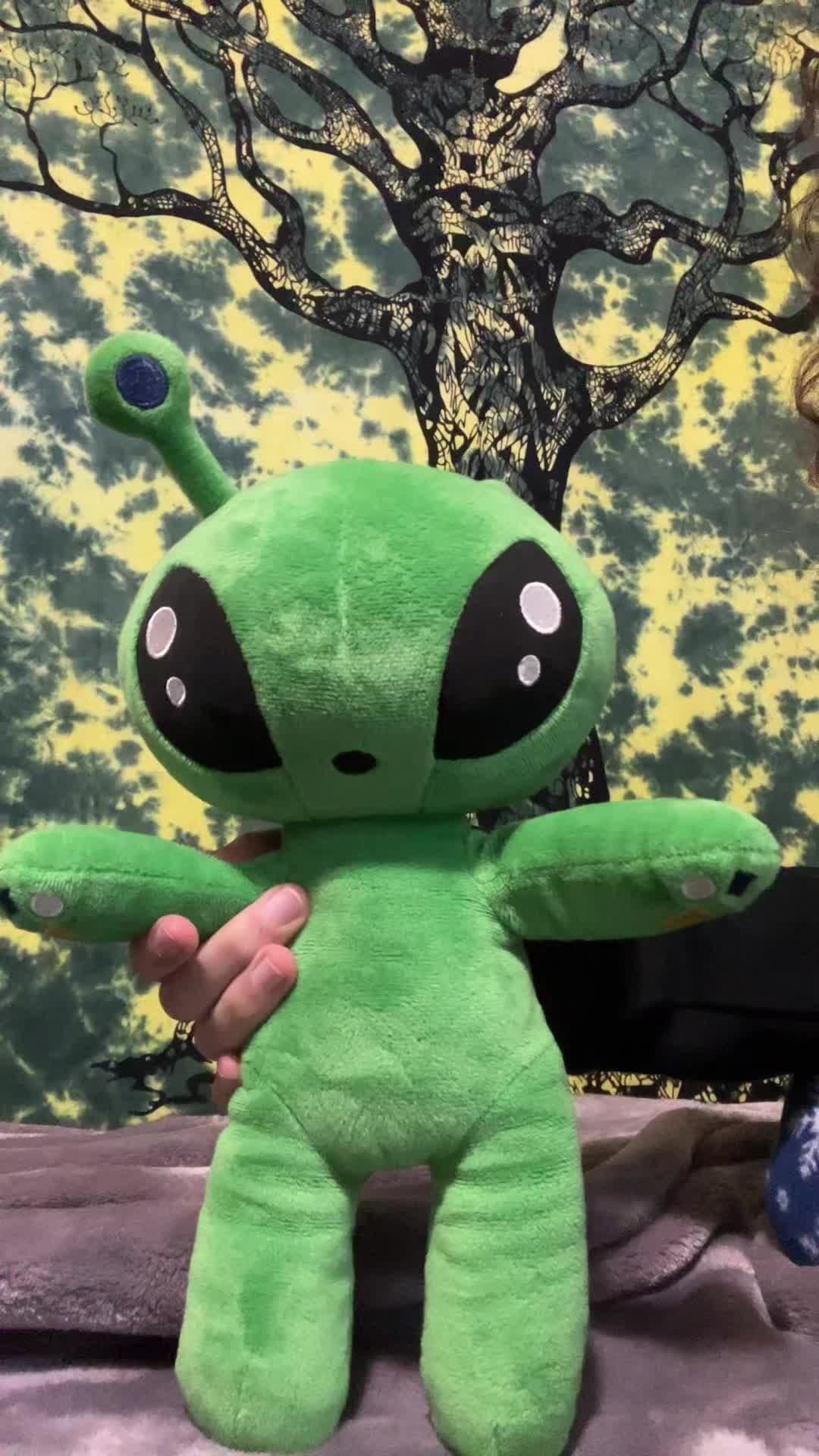 he is kinda spacey you guys!! 🛸 #aftonsparv #ikeaalien #ikea #aliens #alien #gnarpgnarp #aftonsparvikea #plush #plushies #dance #ufo #space #silly #fyp #foryou #foryoupage 