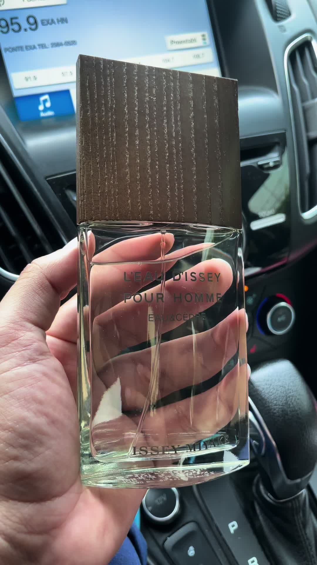Issey miyake Eau & Cedre, duradero, te hará oler super bien y sentirte seguro, Aromatico, con maderas y un toquesito ligeramente dulce, un espectaculo😍 