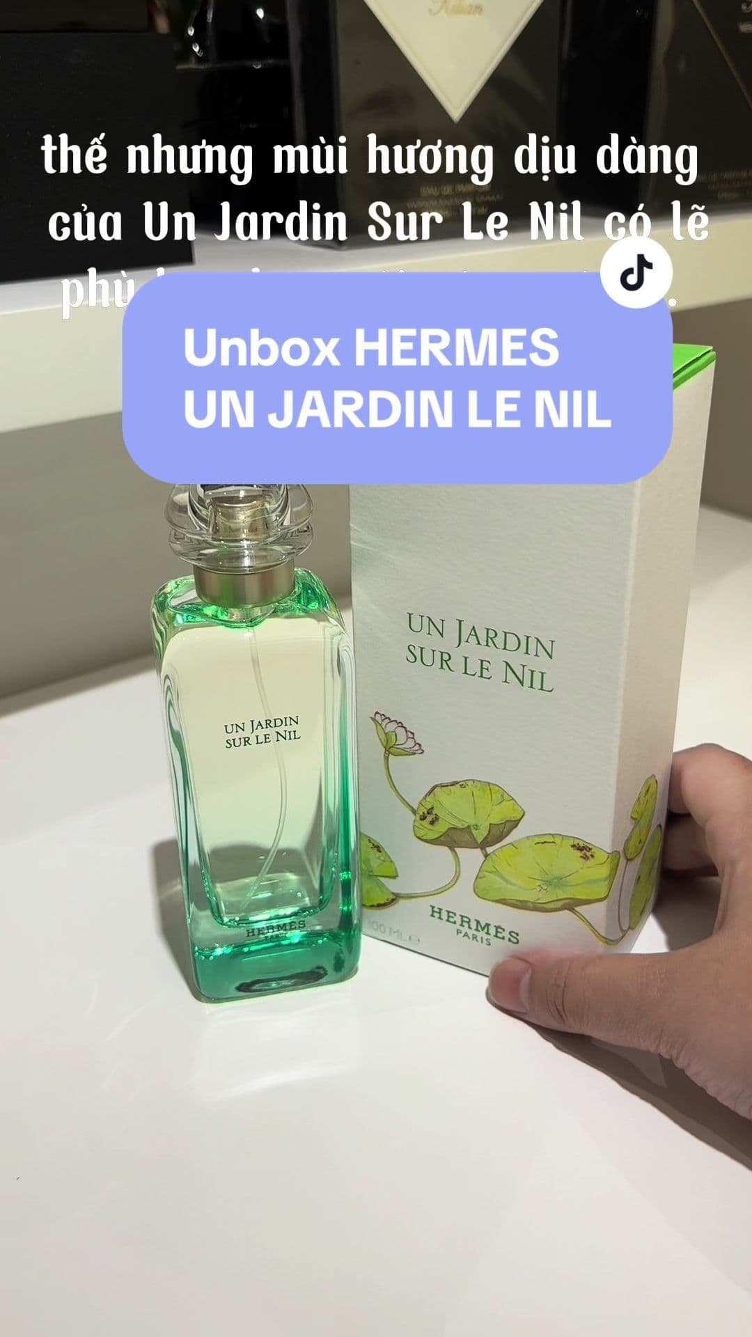 Màu xanh lá chứ mùi hương thì không thể xa lánh 🤭 #JiBePerfume #nuochoachinhhang #perfume #nuochoa #xuhuong #fyp #nướchoa #nuochoanu #asmr #asmrsounds #unboxing #hermesperfume #hermesunjardinsurlenil #unboxingvideo 