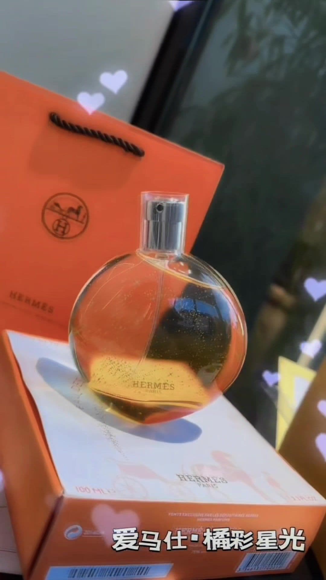 • Đừng hỏi tại sao L'ambre Des Merveilles vẫn luôn là thứ mùi ám ảnh và quyến rũ nhất trong số các chai tròn của nhà nước hoa cá tính Hermes. Mùi hương sexy mời gọi ngọt sang càng ngửi càng đẫm sự khiêu khích được ví như tượng đài nhà Hermes ngàn năm không đổ . • Hermes L’ambre Des Merveilles EDP, ngọt theo cách quý phái nhất có thể, giống quý cô váy đỏ đứng cười với bạn từ xa, cảm giác phấn khích mà cũng đầy e sợ bởi nụ cười đó đâu chỉ dành cho bạn . • Tên sản phẩm: Nước Hoa Hermes L'ambre Des Merveilles EDP 100ML. • Giới tính: Unisex. • Thương hiệu: Hermes. • Xuất xứ: Pháp. • Năm phát hành: 2012. • Phong cách: Tự nhiên, Trầm tĩnh, Quyến rũ. • Loại: Dạng xịt. • Thể tích: 100ml. • Nồng độ: Eau de Parfum (EDP). • Độ lưu hương: 7-12 tiếng trên da tùy cơ địa mỗi người. Lâu hơn trên quần áo. • Độ tỏa hương: Gần - Tỏa hương trong vòng 1 cánh tay. • Nhóm hương: Oriental Vanilla - hương vani phương Đông. #hermes #nuochoachinhhang #nuochoanam #nuochoanu #reviewnuochoa #beauty #viral #xuhuong #nguyennhatthien1412 