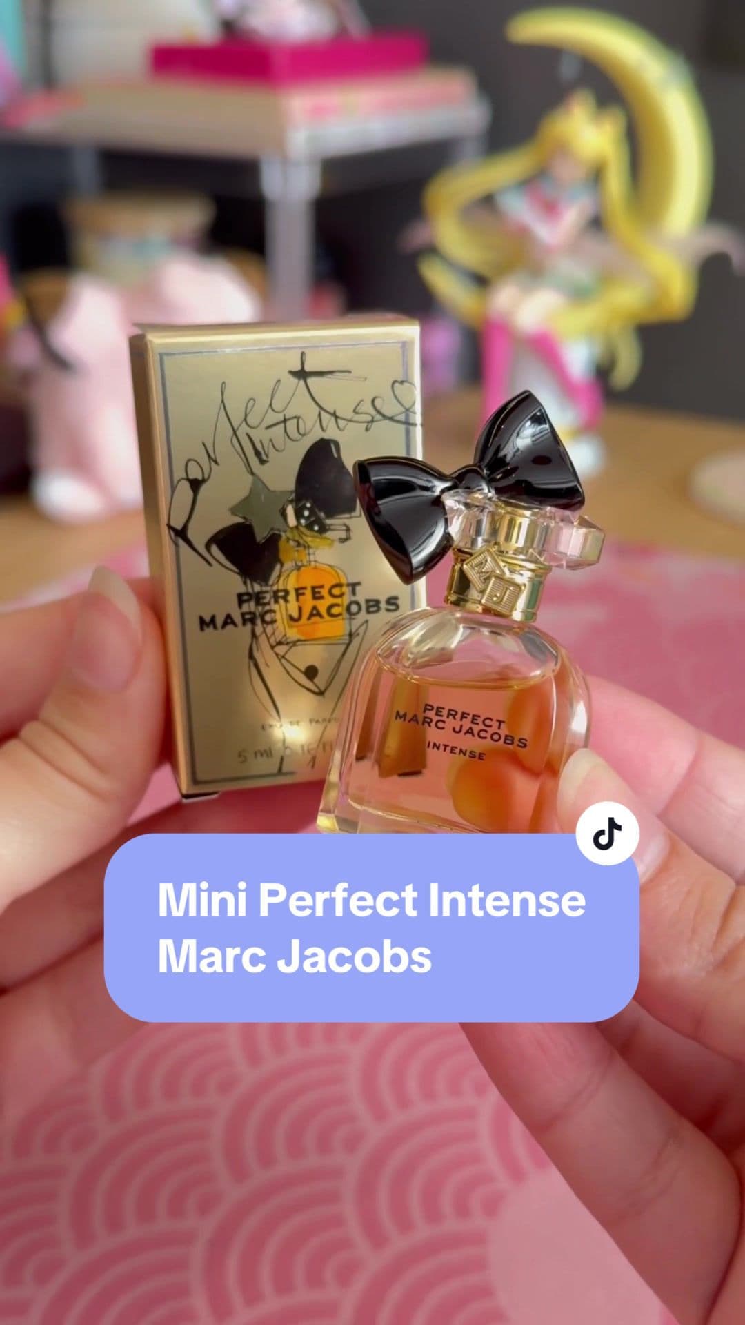 Coisinha mais fofa que recebi de brinde! Sai de mim vontade de colecionar também perfumes em miniatura 🙂‍↕️ #marcjacobs #perfectintense #perfume #perfumetiktok #miniatura #miniature 