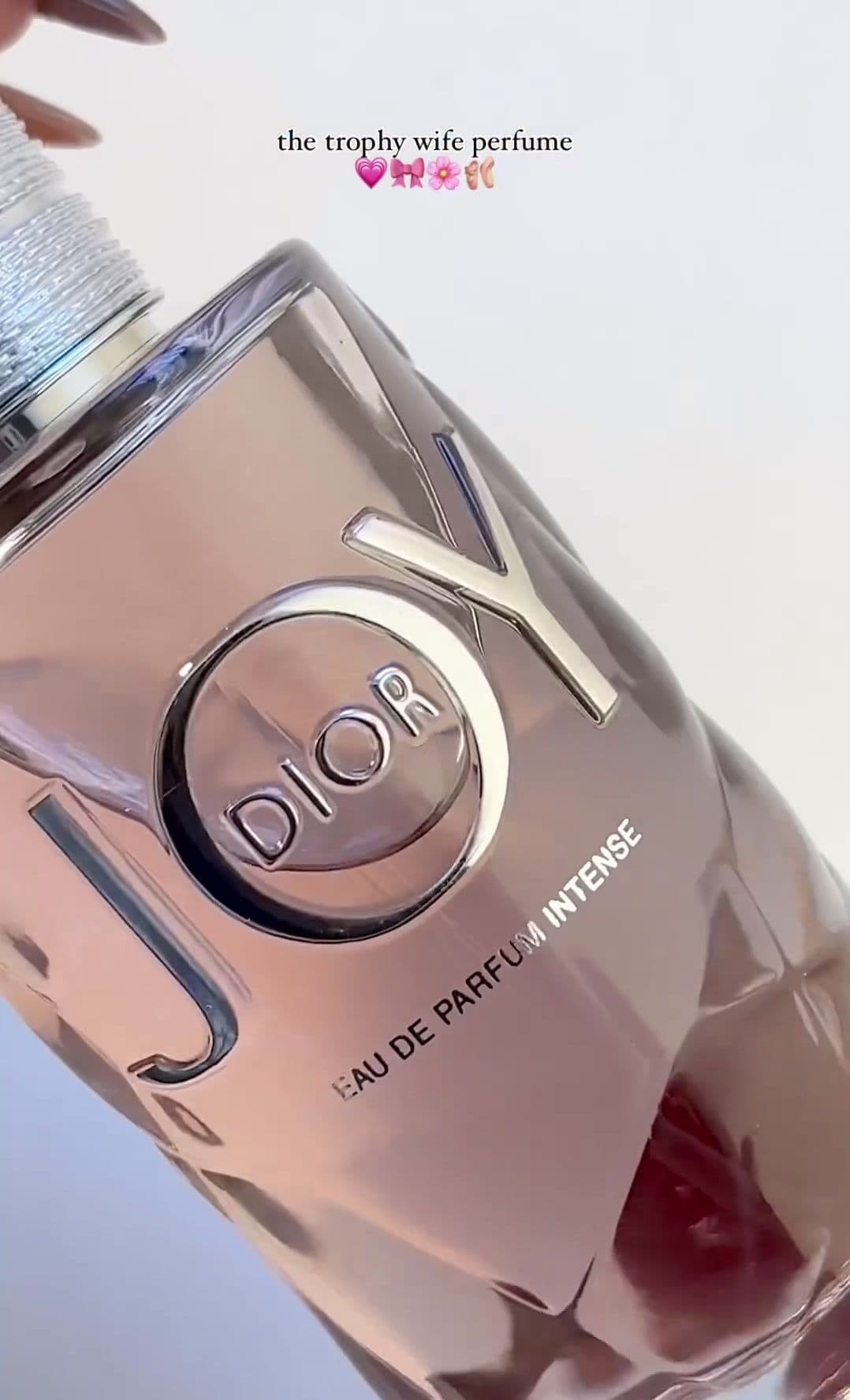 no wonder why i get so many compliments whenever i wear @Dior @Diorbeauty Joy. it legit smells like flowers and the fragrance is so fresh, floral and addictive. Perfect for day time💗🌸 Top notes - Neroli Heart notes - Centifolia rose, Jasmine Grandiflorum Base notes - Sandalwood #creatorsearchinsights #creatorsearchinsights #dior #diorbeauty #diorlover #diorperfume #diorjoy #oldmoney #trophwife #softaesthetic #floralperfume #girlythings 
