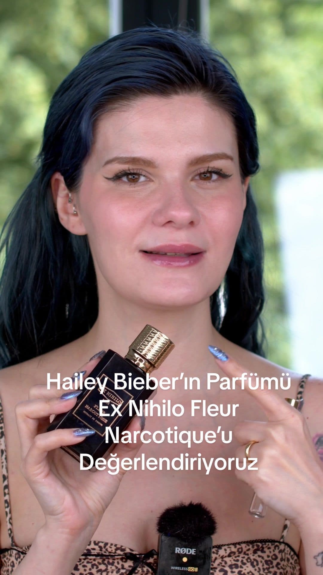 Ex nihilo fleur narcotique 2014 yılında piyasaya sürüldü. Chloe nomade ve Delina gibi hepimizin bildiği ve sevdiği parfümlerin parfümeri olan Quentin Bisch’in bir diğer başarılı kokusu. Üst notalarda bergamot, liçi ve şeftali varken; Orta notalar Yasemin, şakayık ve portakal çiçeği; Taban notaları odunsu notalar, yosun ve misk bulunuyor. Bu tamamıyla floral seyreden ama odun notalarını alttan alabileceğiniz, ilk sıktığınızda bergamot kokusunu yoğun hissettiren ama 2-3 dakika içinde şeftali kokusunu güçlü hissettiren ama 1-2 saat içinde harika bir şakayık parfümüne dönüşen ve burnunuzda yasemin kokularını da yoğun hissedeceğiniz unisex bir parfüm. Ben bu versiyonunu aslında biraz heyecansız bulmuştum. Ama yine de yayılımı o kadar güzel ki birkaç gün sonra bile eğer ceketinize sıktıysanız, "ya buralarda harika bir şey kokuyor" diye gezersiniz. Parfümün oturması ve kişiliğini bulması biraz zaman istiyor. Bu parfüm Türkiye’de erkek parfümleri arasında satılsa da kesinlikle dişi yanı çok  yüksek bir koku. Her mevsim kullanabileceğiniz (aşırı sıcaklar haricinde) ve zamansız, mekansız, asil ve dişil enerjisi yüksek bir parfüm.  tertemiz kokan parfümleri seviyorsanız bayılırsınız. Ama asıl 2022 ylında piyasaya sürülen Fleur Narcotique Extrait de Parfum Ex Nihilo Versiyonu x2 daha başarılı ve benim en sevdiğim versiyonu. Extrait parfümler diğer parfümlere göre yoğunluğu %30 ila 40 arasında çıkan güçlü ve kalıcı parfümler diyebiliriz. Alkol oranı daha azdır. Kalıcılık çok iyidir 1-2 fıs gün boyu kalıcılığına yeterli olacaktır. Bu versiyonda karakteristik özellikleri parfümün aynı kalsa da Üst notalarında liçi, bergamot ve osmanthus yer almasından dolayı çok daha floral bir açılış yapıyor. 30 dakika sonra orta notalarındaki şakayık ve yaseminin portakal çiçekleriyle beraber hafif tatlı kokusu çarpıyor burnunuza. Bu versiyonundan ilk kokladığınızda eğer çiçek kokularını seviyorsanız etkilenmemeniz imkansız. Yayılımı, kalıcılığı o kadar başarılı ki eğer çevrenizde biri bu parfümü sıktıysa uzak bir masada bile olsa kokuyu alıyorsunuz. Alt notalarındaki sandalağacı ise 1-2 saat aralığında kendini hissettiriyor. 2 koku da sizi asla rahatsız hissettirmiyor, sürekli koklama isteği uyandırıyor. Diğerine göre elbette daha yoğun ve biraz da tatlı bir hissiyatı var. Ve bu versiyon kesinlikle hem temiz hem seksi kokmayı başarmış. İmza parfümünüz olabilecek ve her duruma ortama ve garip bir şekilde yaşa yakışacak zamansız, mekansız bir parfüm. Yağmurlu bir kış günü de, serin bir yaz akşamı da, uçuş uçuş elbiselerinizle de, takımlarınızla da kullanabileceğiniz, gözünüzü kapattığınızda size her şeyi yapma ve olma imkanı veren gerçekten karakterli bir koku. İyi hissettiriyor, size de kokunuzu alana da. Extrait versiyonu beni uzun süreden sonra en heyecanlandıran ve evet bu parfümü ömür boyu kullanırım diyebileceğim koku oldu. #parfüm #parfümönerisi #parfümönerileri #haileybieber #parfümviral #exnihilofleurnarcotique 