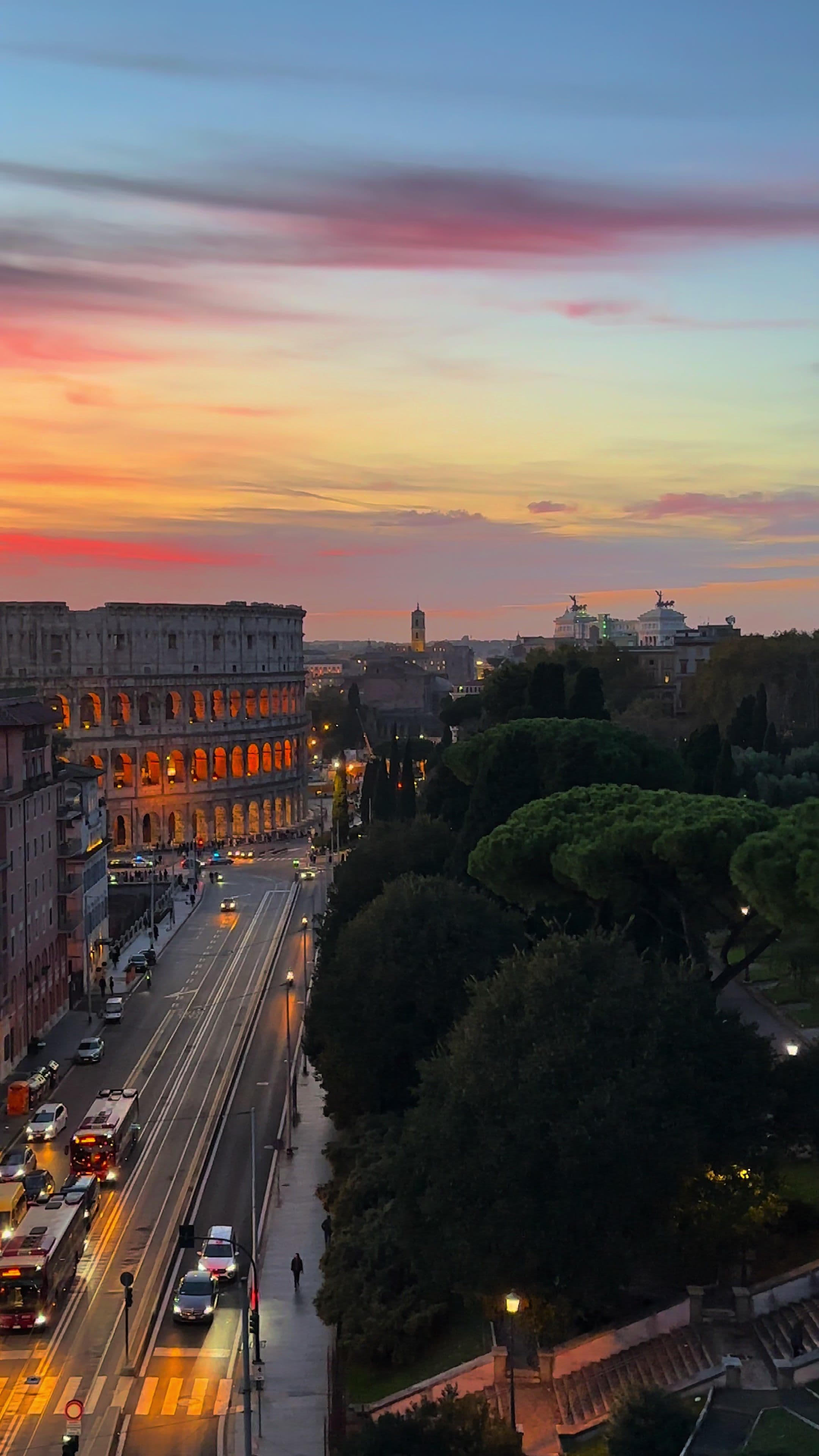 La capitale d'Italia 🇮🇹 #roma #rome #italy #italia #romacittaeterna #coliseoromano #coloseum #romacapitale #100roma #tramonto #tramontobellissimo 