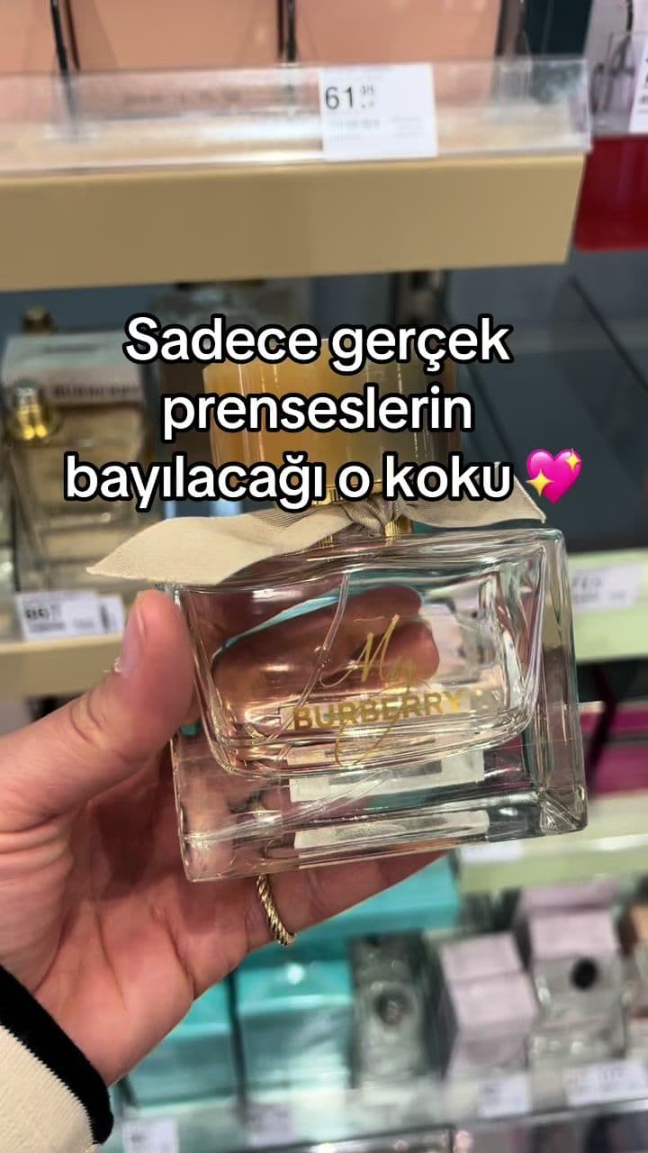 Bu parfüm, taze, çiçeksi ve sofistike bir koku profiline sahiptir. Genel olarak, My Burberry parfümü şu notalarla tanımlanabilir: 	•	Üst Notalar: Tatlı bezelye, bergamot ve narenciye notaları, taze ve parlak bir açılış sağlar. 	•	Orta Notalar: Sardunya, frezya ve ayva, parfüme çiçeksi ve hafif meyvemsi bir dokunuş katarken, kalıcılığı artırır. 	•	Alt Notalar: Gül, paçuli ve damla sakızı, parfüme derinlik ve sıcaklık katarak kalıcı bir etki bırakır. My Burberry, klasik ve zamansız bir koku olarak tanımlanabilir. Gündüz ve gece kullanımına uygun olup, özellikle ilkbahar ve yaz aylarında tercih edilebilir. Koku, hem sofistike hem de modern bir hava taşıdığı için birçok farklı yaş grubuna hitap eder. #parfüm #parfume #girl #yaz #güzelliksırları 