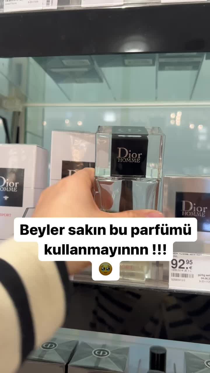 Erkeklere çok yakıştırdığım Dior Homme Sport tam bir yaz kokusu 😍🤍  Parfüm, ferah ve sofistike bir yapıya sahiptir. İşte kokunun başlıca notaları: 🪷Üst Notalar: Kan portakalı, limon, greyfurt ve armut gibi taze ve ferah notalar içerir. 🌺Orta Notalar: Pembe biber, muskat, elemi reçinesi gibi baharatlı ve hafif odunsu notalar barındırır. 💕Alt Notalar: Vetiver, sandal ağacı ve amber gibi derin ve odunsu notalarla tamamlanır. Bu kombinasyon, Dior Homme Sport’un dinamik, zarif ve erkeksi bir koku profiline sahip olmasını sağlar. Günlük kullanım için uygun olup, özellikle bahar ve yaz aylarında tercih edilir. #parfüm #man  #öneri 