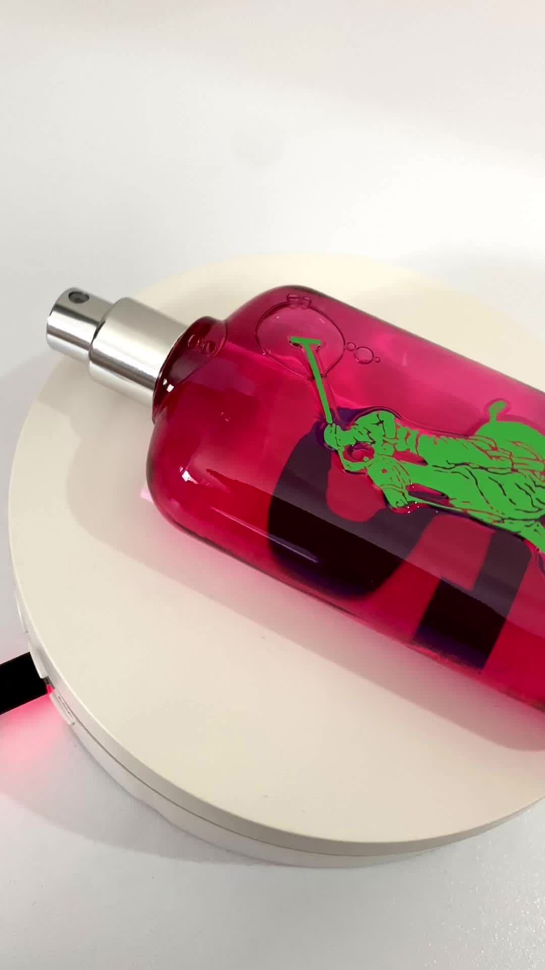 ¡Déjate seducir por la vibrante y fresca fragancia del perfume Big Pony 2 de Ralph Lauren, la elección perfecta para tus fines de semana llenos de energía y diversión! Este exquisito perfume para dama te envuelve en una cautivadora mezcla de notas florales y cítricas que te harán sentir radiante y llena de vitalidad. Imagina un sábado soleado, listo para disfrutar de un día lleno de aventuras y alegría. Con el perfume Big Pony 2, cada rociada te transportará a un estado de ánimo positivo y lleno de vitalidad, resaltando tu personalidad única y tu espíritu juguetón. Con su elegante frasco en tono rosa y su aroma inconfundible, este perfume es la elección ideal para la mujer moderna y segura de sí misma que busca destacar en cada momento. ¡Atrévete a brillar y a disfrutar al máximo cada instante de tu fin de semana con Big Pony 2 de Ralph Lauren! #Ralphlauren #Ralphlaurenbigpony #Perfumeralphlauren #Bigpony2forwomen #Perfumeriacolombia #Perfumeriabogota #Perfumesoriginales #Bogota #Colombia 