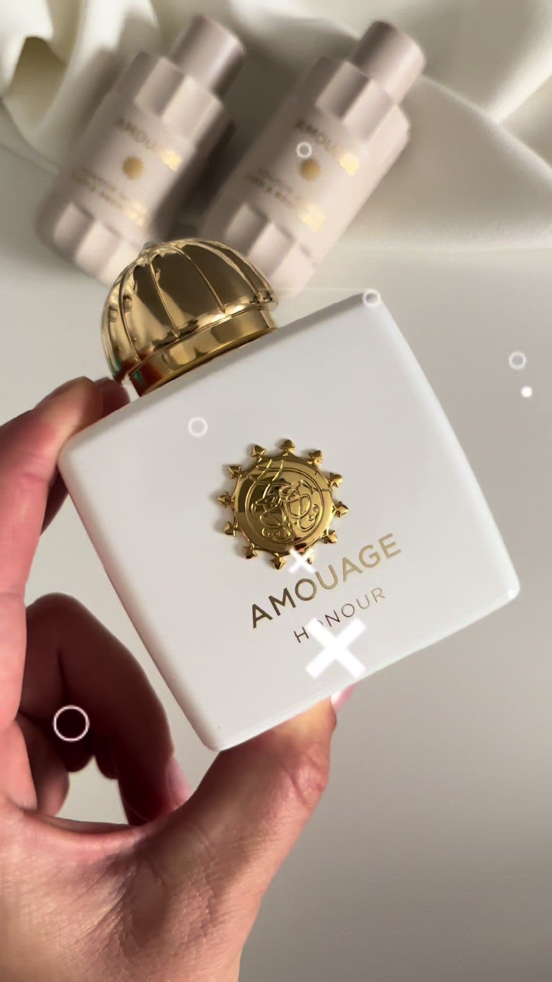 #sotd I adore Honour 43, but the original Honour is great too, especially in the summer☀️ Fresh, green, and kind of cold white flowers and white scent🤍 Top notes: rhubarb, pepper, coriander Heart notes: gardenia, tuberose, jasmine, lily of the valley, carnation Base notes: amber, incense, opoponax, vetiver, leather. #amouagehonourwoman #perfumerecommendations #perfumereview #luxuryperfume #irresistibleperfumes #mostcomplimentedperfume #perfumesforwomen 