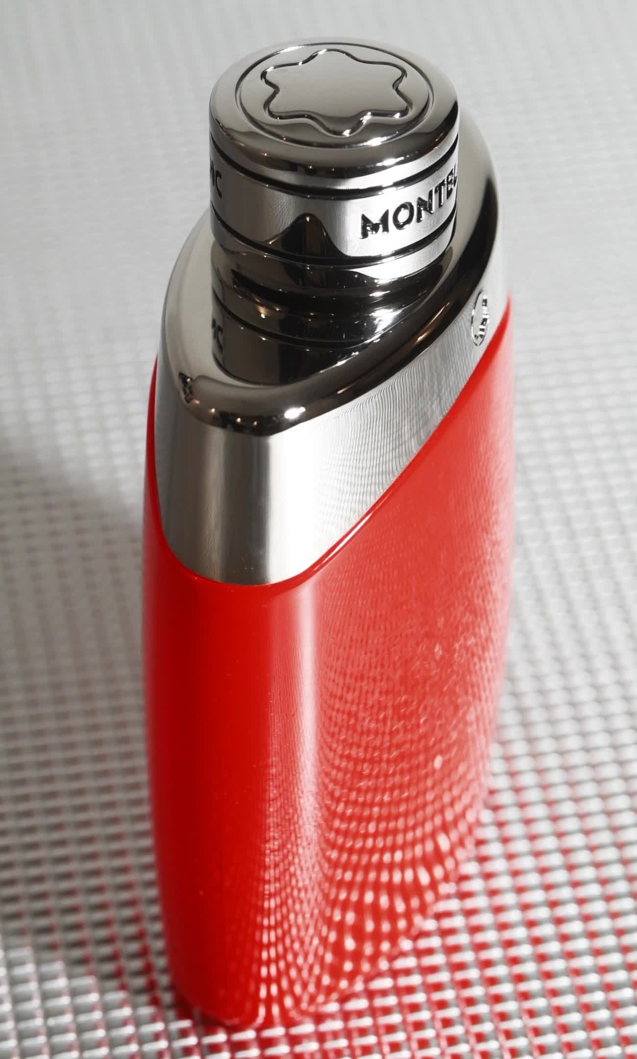 Thiết kế tinh tế, tối giản, vượt thời gian và mang dấu ấn #Montblanc cổ điển, là một khối vuông bo tròn các góc, vừa mạnh mẽ chắc chắn nhưng vẫn mềm mại và uyển chuyển. Legend Red cùng màu áo đỏ nổi bật giữa những người anh em Legend khác của mình. Phần nắp bạc sang trọng và hiện đại tương phản hoàn hảo trên nền áo đỏ, làm nổi bật dòng chữ Montblanc như một lời khẳng định chắc nịch vị thế của thương hiệu. #nuochoa #nuochoanam #fypシ゚viral #ParisFranceBeauty #PassifloresBeauty