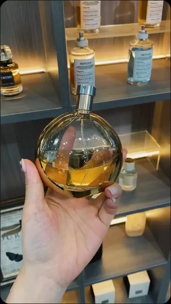 L'ambre des Merveilles là một trong những nước hoa tiêu biểu của dòng Les Merveilles của Hermès. Sản phẩm mang đến một hương thơm ấm áp và gợi cảm, với các giai điệu chính là hổ phách, vani và gỗ. L'ambre des Merveilles tạo cảm giác sang trọng, ấm áp và phù hợp cho cả nam và nữ. Mùi hương lưu lại khá lâu trên da, mang đến cảm giác ấm áp và gợi cảm. Đây là một sản phẩm tiêu biểu của dòng nước hoa cao cấp của Hermès. #lambredesmerveilles #hermes #nuochoa #nuochoachinhhang #nuochoanam #nuochoanu #reviewnuochoa #beauty #perfume #viral #trending #xuhuong #nguyennhatthien1412 