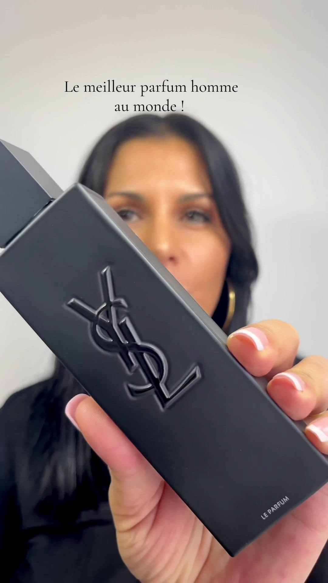 ✨ J’ai trouvé LE parfum masculin qui va te faire craquer : MYSLF de @YSL Beauty ! 🌟 Même en tant que femme, je dois dire que ce parfum est tout simplement incroyable. Dès que je l’ai senti, j’ai été totalement séduite par ses notes audacieuses et envoûtantes. Il commence par une touche épicée de poivre noir, puis se dévoile en douceur avec des notes florales de fleur d’oranger, pour finir sur une base boisée et sensuelle de vanille bourbon. Un équilibre parfait entre force et délicatesse ! 😍 Si tu es à la recherche d’un parfum qui incarne la modernité, la puissance et la sensibilité, MYSLF est le choix idéal. C’est la fragrance qui te fera te démarquer à coup sûr. Franchement, depuis que je l’ai découvert, impossible de l’oublier. Je suis sûre que, dès que tu l’auras essayé, tu ne voudras plus rien d’autre ! 💯 @Beauty Crew FR #MYSLF #BORNMYSLF #parfum #YSLbeauty #yslparfum #homme #élégance #puissance #sensualité 