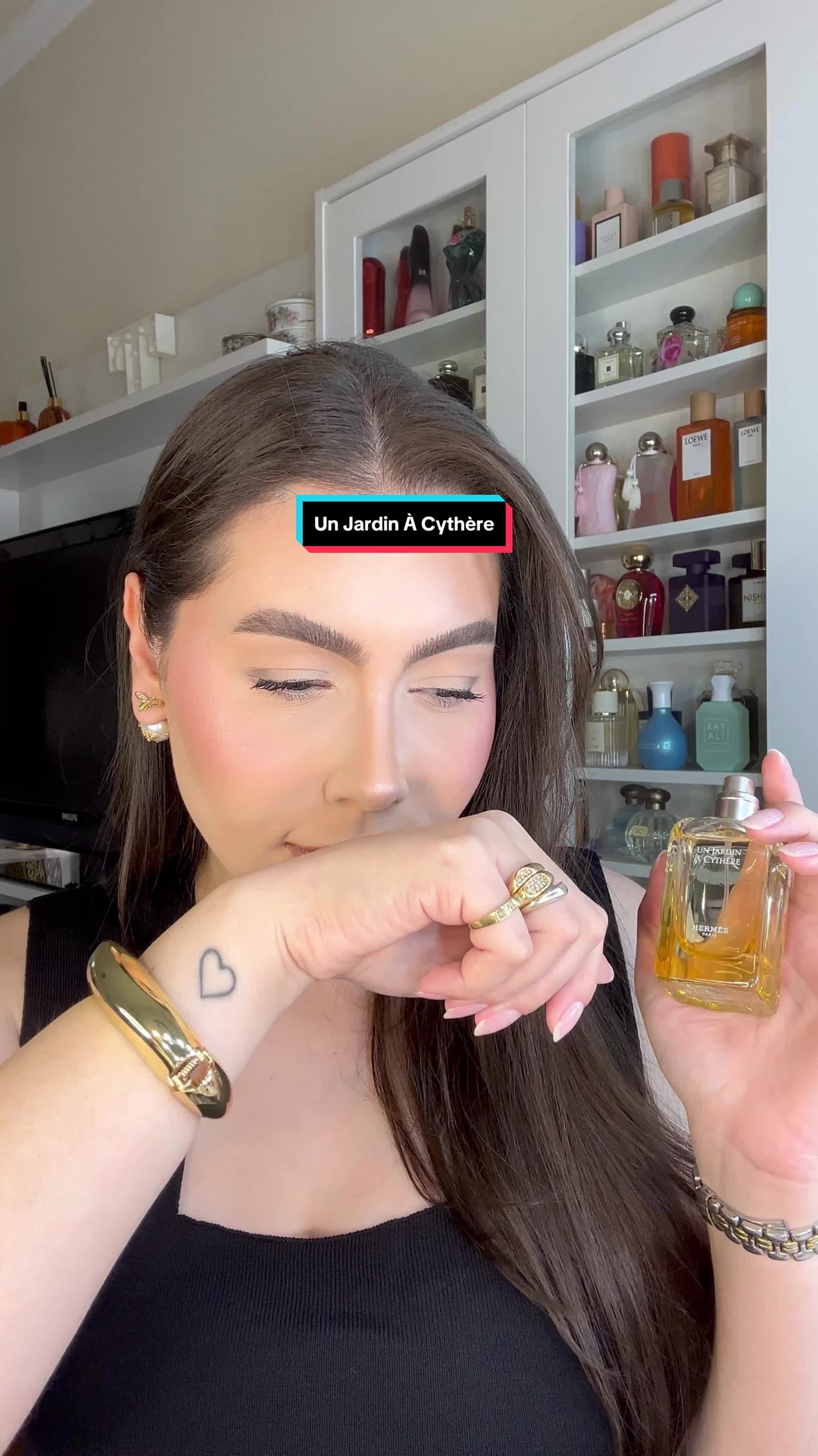 Un Jardin À Cythère Eau de Toilette @hermes  Uau! Não esperava amar dessa forma. Muito obrigada @opaqueoficial 💛 E parabéns, parceira, pelos 35 anos! Gostaram?  #hermes #hermesunboxing #unjardinacythere #perfumecollection #perfume #perfumetok #perfumes 