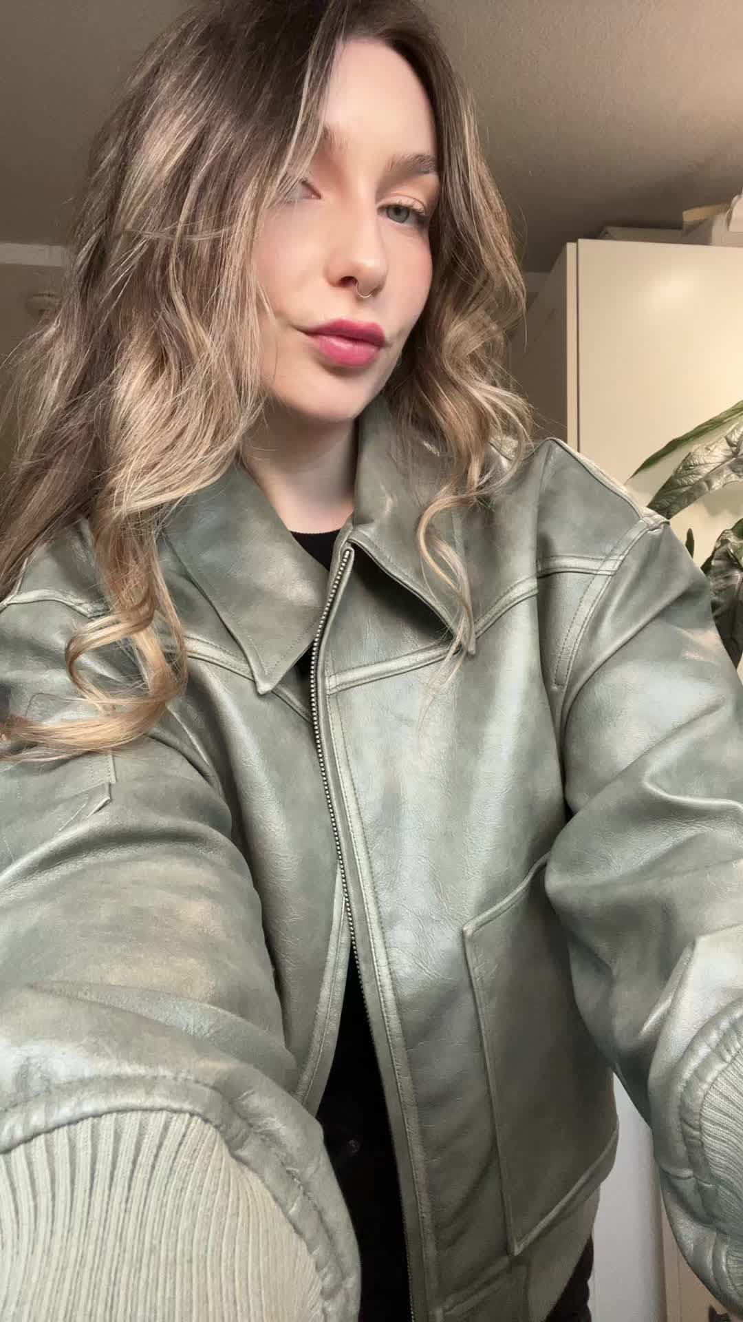 One of my fave cool-girl perfumes🖤 #perfume #perfumetiktok #amorecafe #mancera #vanillaperfume #itgirlperfume 