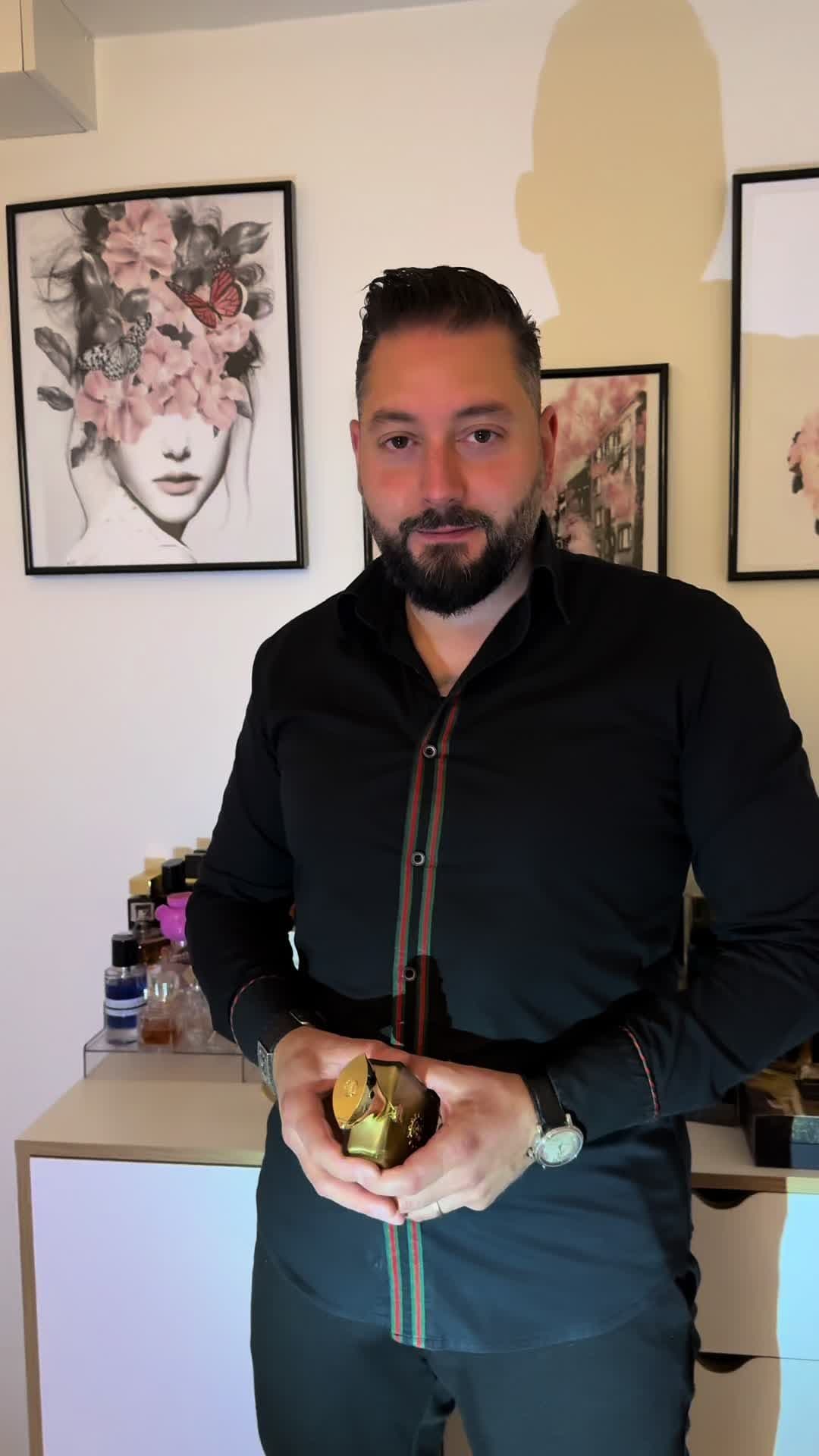 Amouage Jubilation 40 är en parfym som firar lyx och tidlös elegans, skapad för att hylla 40-årsjubileet av det ikoniska parfymhuset Amouage. Den representerar en harmonisk blandning av orientaliska och klassiska inslag, vilket gör den till en symbol för sofistikation och rikedom. Doften öppnar med en strålande komposition av fruktiga och kryddiga noter. Saftiga björnbär, citrus och koriander ger en fräsch och livfull start, vilket fångar både energi och vitalitet. När parfymen utvecklas i hjärtat, framträder noter av rökelse, ros och honung, som ger doften en djup och sensuell dimension. Basnoterna är en triumf av värme och djup, där mysk, oud och patchouli skapar en långvarig, lyxig och sofistikerad avslutning. Parfymen är full av kontraster, men samtidigt i perfekt balans, vilket gör den lämplig både för speciella tillfällen och som en signaturdoft för den självsäkra personen. Amouage Jubilation 40 är en hyllning till skönheten i det förgångna, men med en modern tvist – en doft som lämnar ett varaktigt intryck och utstrålar kraft och elegans.#parfum #عطر #amouage #parfym 