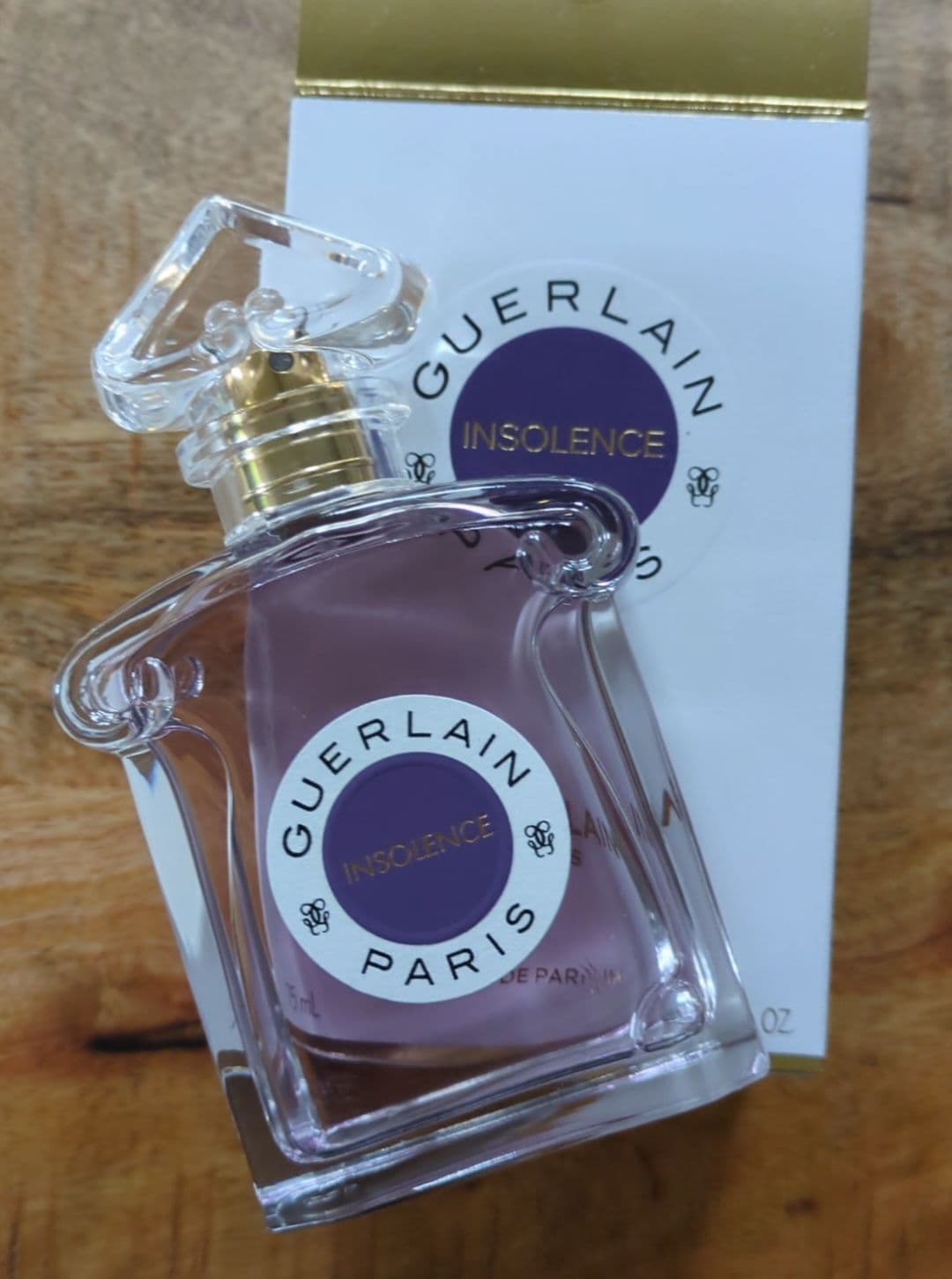 Guerlain - Insolence 🪻🧚 Top notes: violet Heart notes: wild strawberry, orange blossom Base notes: iris, vanilla, tonka bean, sandalwood If a purple fairy was somewhere in a field of violets and sparkling powder, listening to a Lana del Rey song while the wind was blowing through her hair, Insolence what that would smell like. Just stunning 💜 @Guerlain #perfumes #perfumecollection #perfumetiktok #fragrancetok #guerlain #insolence #fragrance 