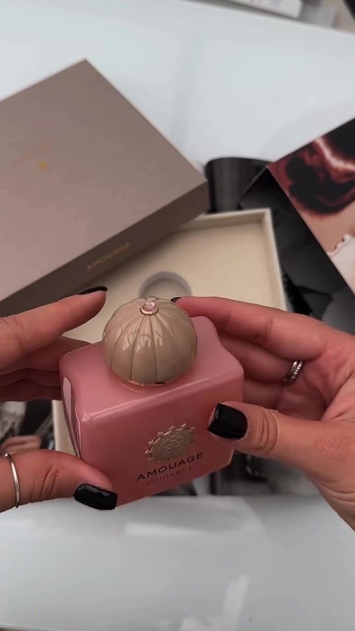 Amouage Guidance  Аромат для чоловіків та жінок, він належить до групи квіткові фруктові. Це нове видання: Guidance випущено 2023 року.      Сюрприииз! Новинка від Квентіна Біша та парфумерного дому Amouage — Guidance.  Аромат починає своє звучання з солоденької груші та лісових горішків. А ближче до бази звучить сандал, вимочений в молоці. Ніжно, мʼяко і трохи молекулярно 🫦 Аромат дуже стійкий та дуже шлейфовий. Він 100% зверне на себе увагу.  В піраміді: груша, лісові горіхи, олібанум, османтус, троянда, шафран, жасмин, сандал, ваніль, акігілавуд, сіра амбра, лабданум. 🧉1 мл-190 грн