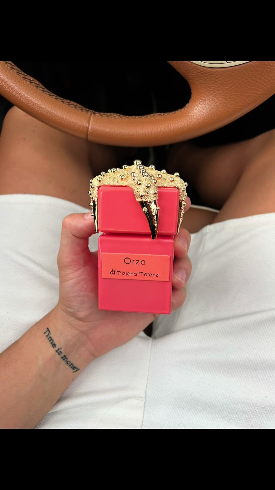 ✨ Perfume Tiziana Terenzi - Orza ✨ Preço de Loja: 585€ Oportunidade Exclusiva: 400€ (Novo, mas não selado) Orza é uma fragrância luxuosa da casa Tiziana Terenzi, perfeita para quem procura sofisticação e exclusividade. Com uma combinação envolvente de notas doces e frutadas, acompanhadas por toques florais, esta criação única exala elegância e sensualidade. Um perfume irresistível que te transporta para uma atmosfera de puro luxo! Notas de destaque: 	•	Topo: Frutas tropicais, coco, e ameixa 	•	Coração: Orquídea, rosa, e violeta 	•	Fundo: Baunilha, almíscar, e sândalo Ideal para quem quer marcar presença com uma fragrância inesquecível. É uma edição especial para quem aprecia o que há de melhor no mundo da perfumaria. ⚡ Aproveite este desconto exclusivo e tenha um perfume de luxo por apenas 400€! Interessado(a)? Entre em contato para mais informações ou fotos detalhadas.